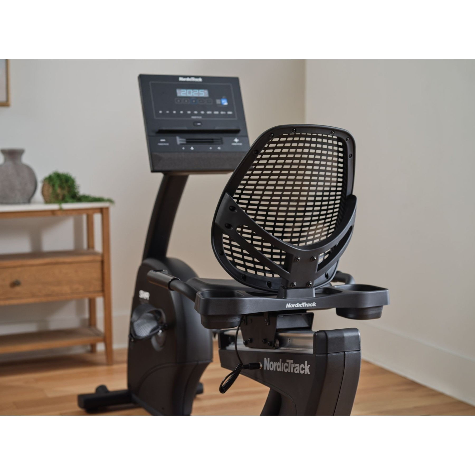 Ein schwarzes NordicTrack Heimtrainer mit belüftetem Sitz und digitalem Display.
