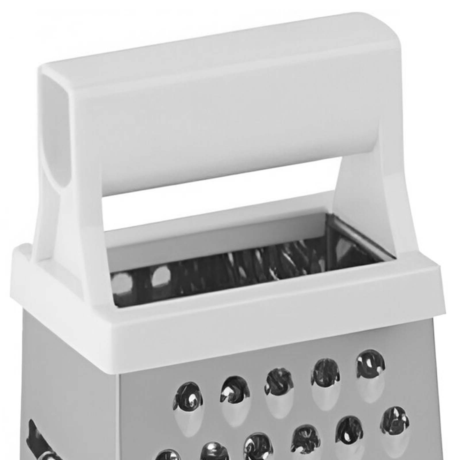 Un primo piano di un manico bianco su una grattugia metallica di varie dimensioni dei fori.