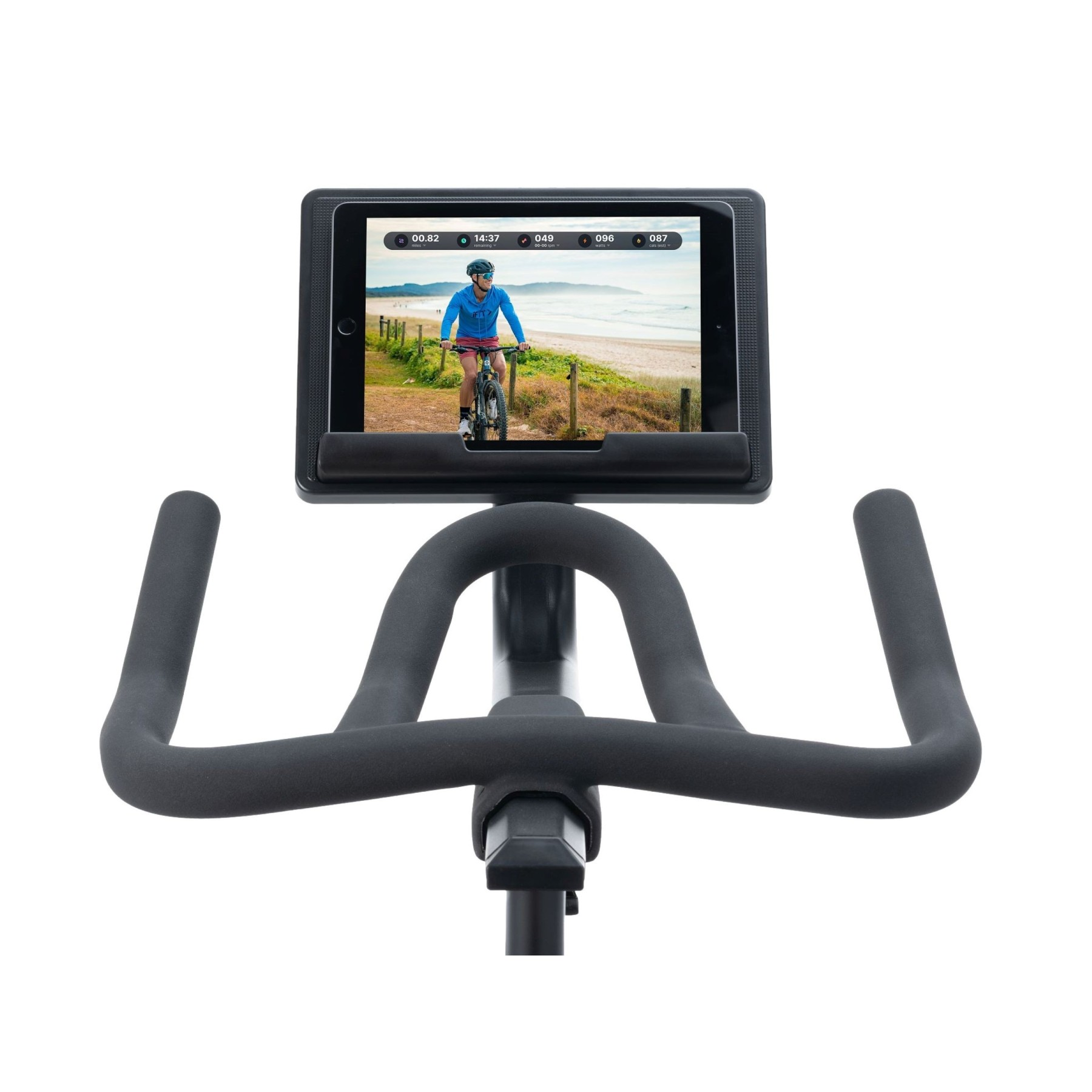 Fahrrad-Trainer mit Tablet, das einen Radfahrer am Strand zeigt.