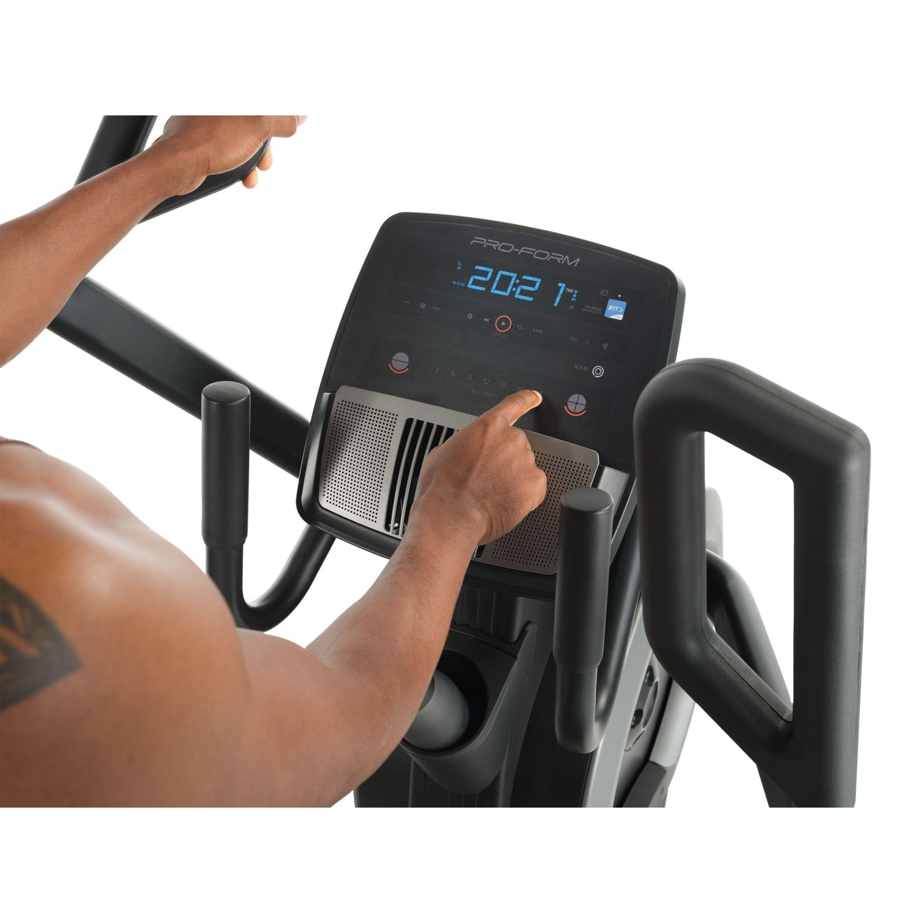 Ein Mann drückt auf das Display eines Pro-Form-Fitnessgeräts mit blauen Zahlen.