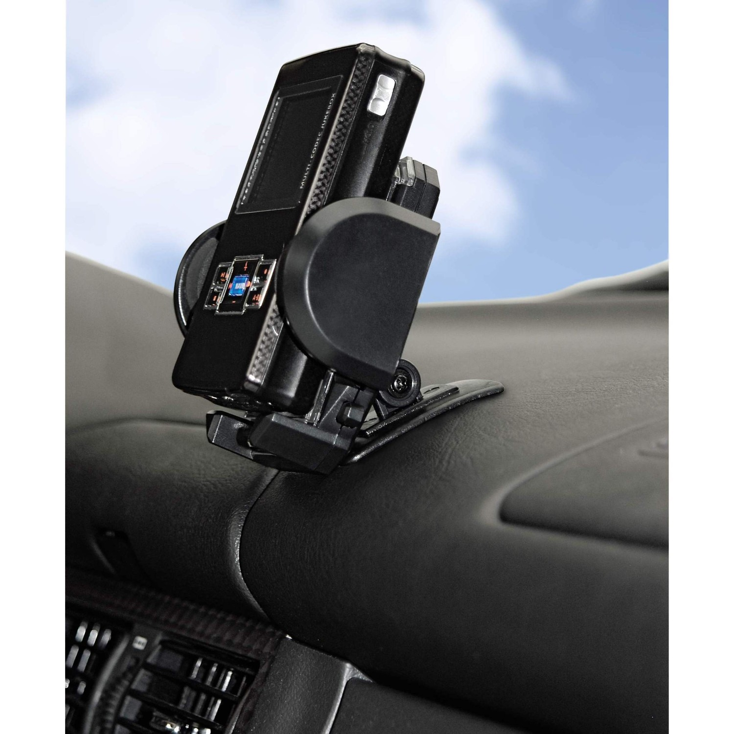Ein schwarzer MP3-Player in einer Auto-Halterung auf dem Armaturenbrett.