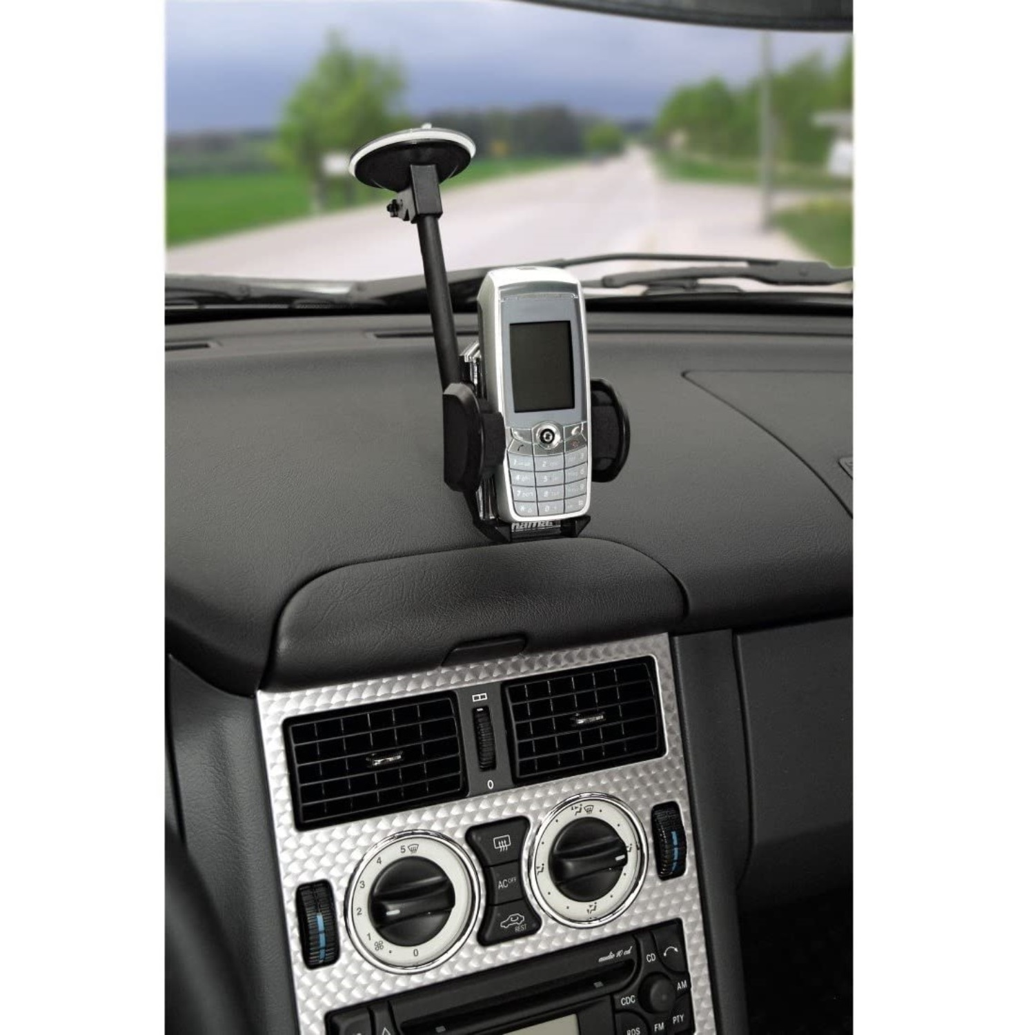 Handyhalterung mit Handy auf dem Armaturenbrett eines Autos.