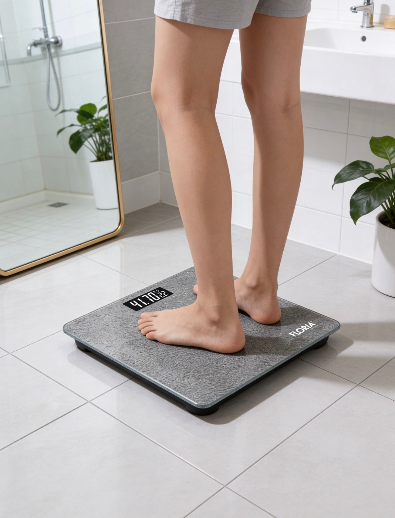 Kişi 41,70 kg gösteren tartıda duruyor. Aynalı banyo ortamı.