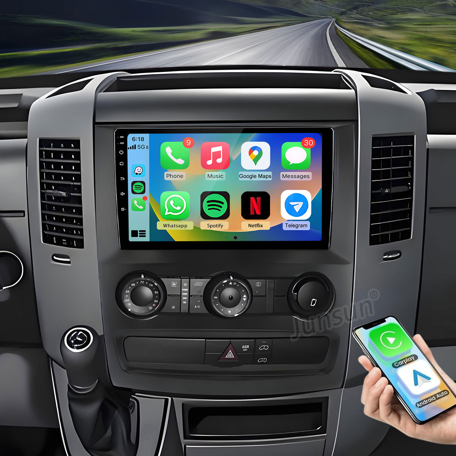 Armaturenbrett mit Infotainment-Bildschirm, zeigt Apps wie Telefon und Spotify.