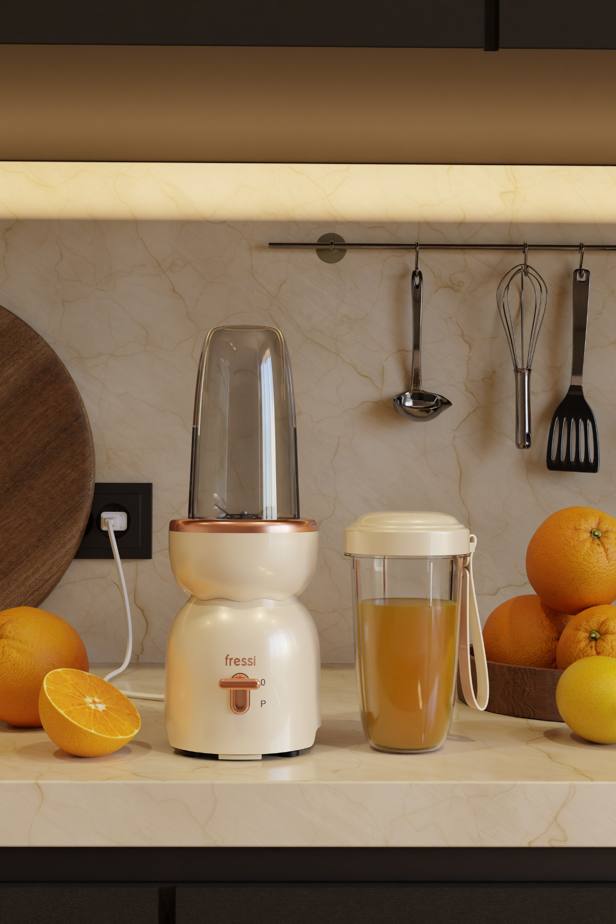 Mermer tezgahta şeffaf kaplı beyaz blender, portakallar ve limon.