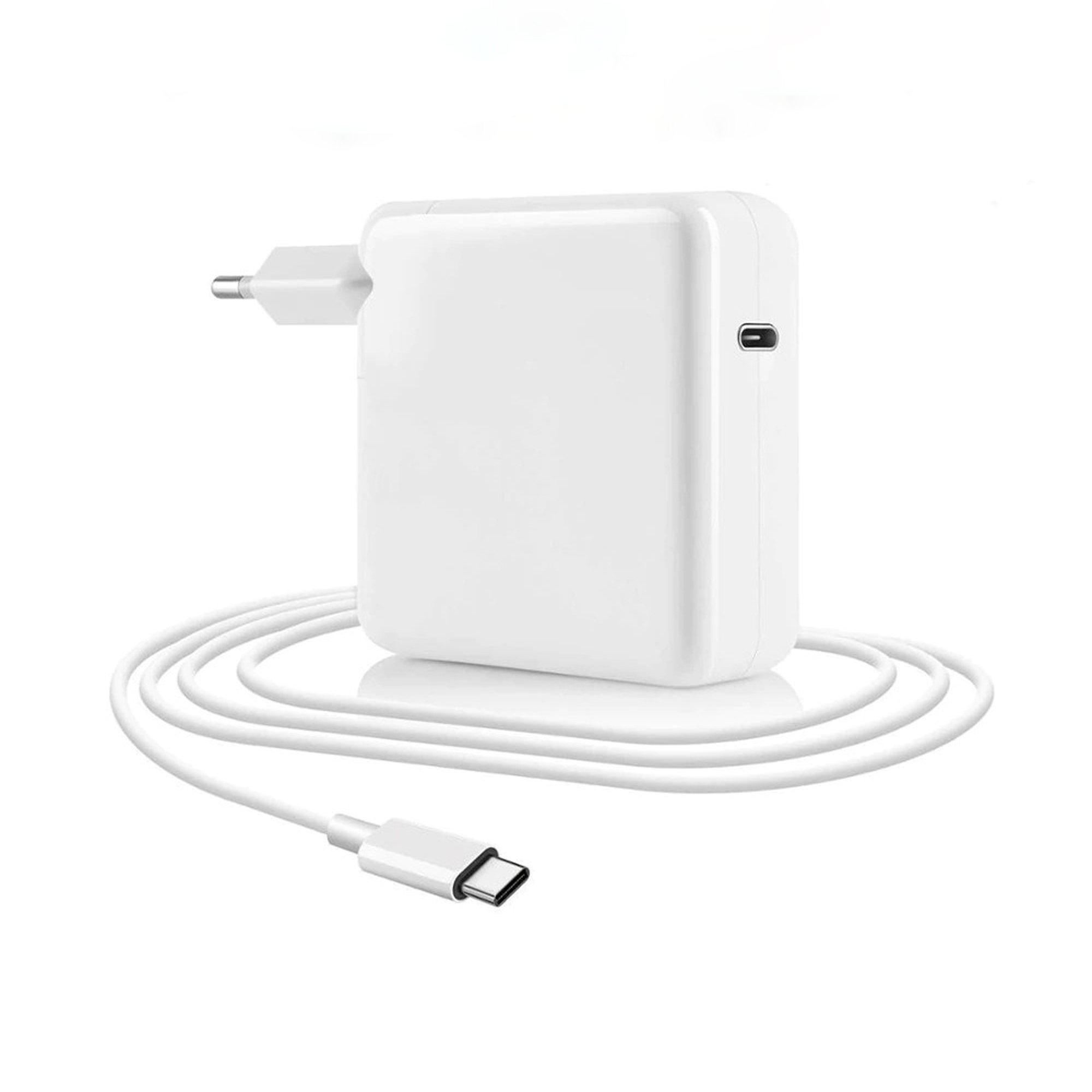 Beyaz bir USB-C şarj cihazı ve kablosu beyaz zeminde.