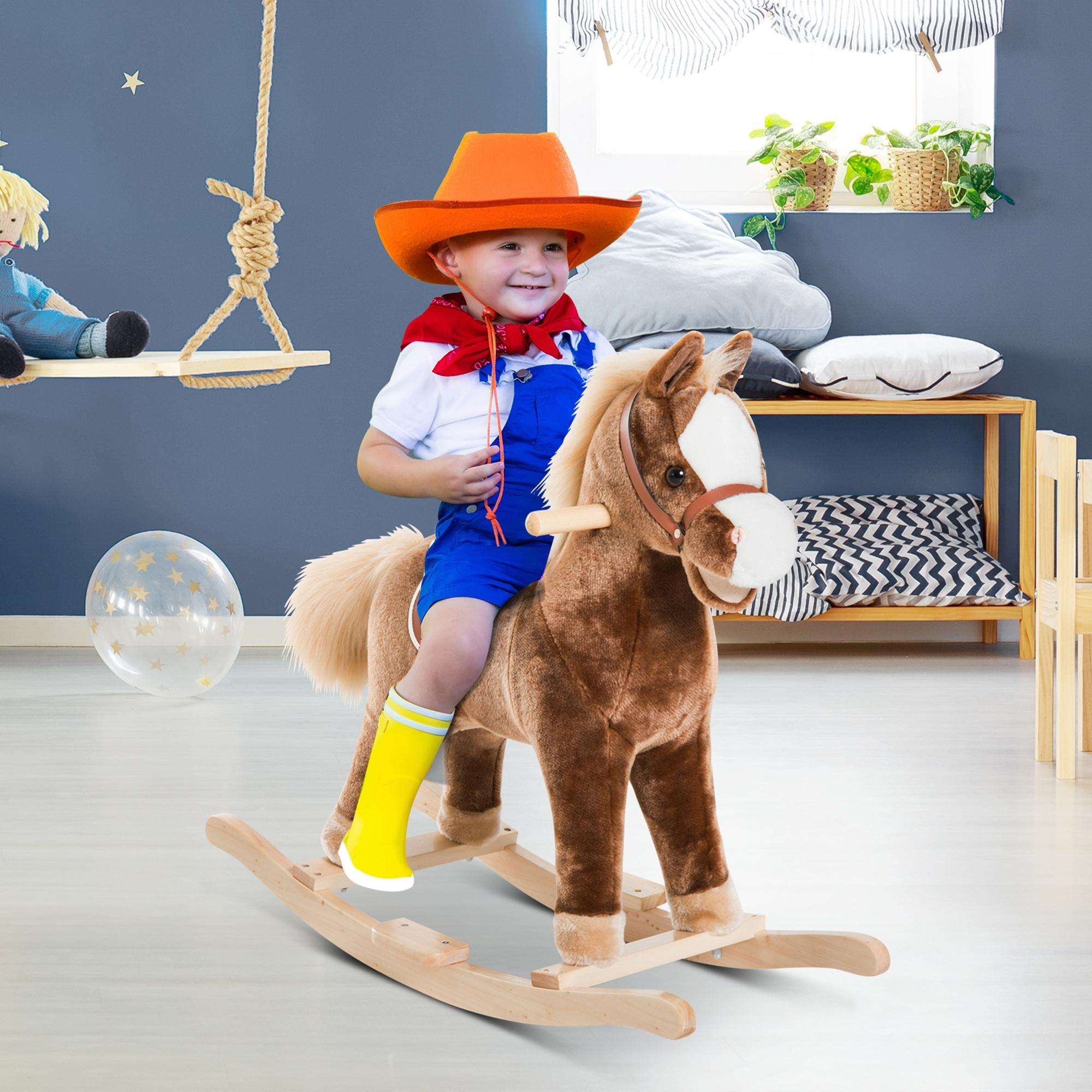 Un niño vestido de vaquero monta un caballo balancín marrón ante un fondo azul.