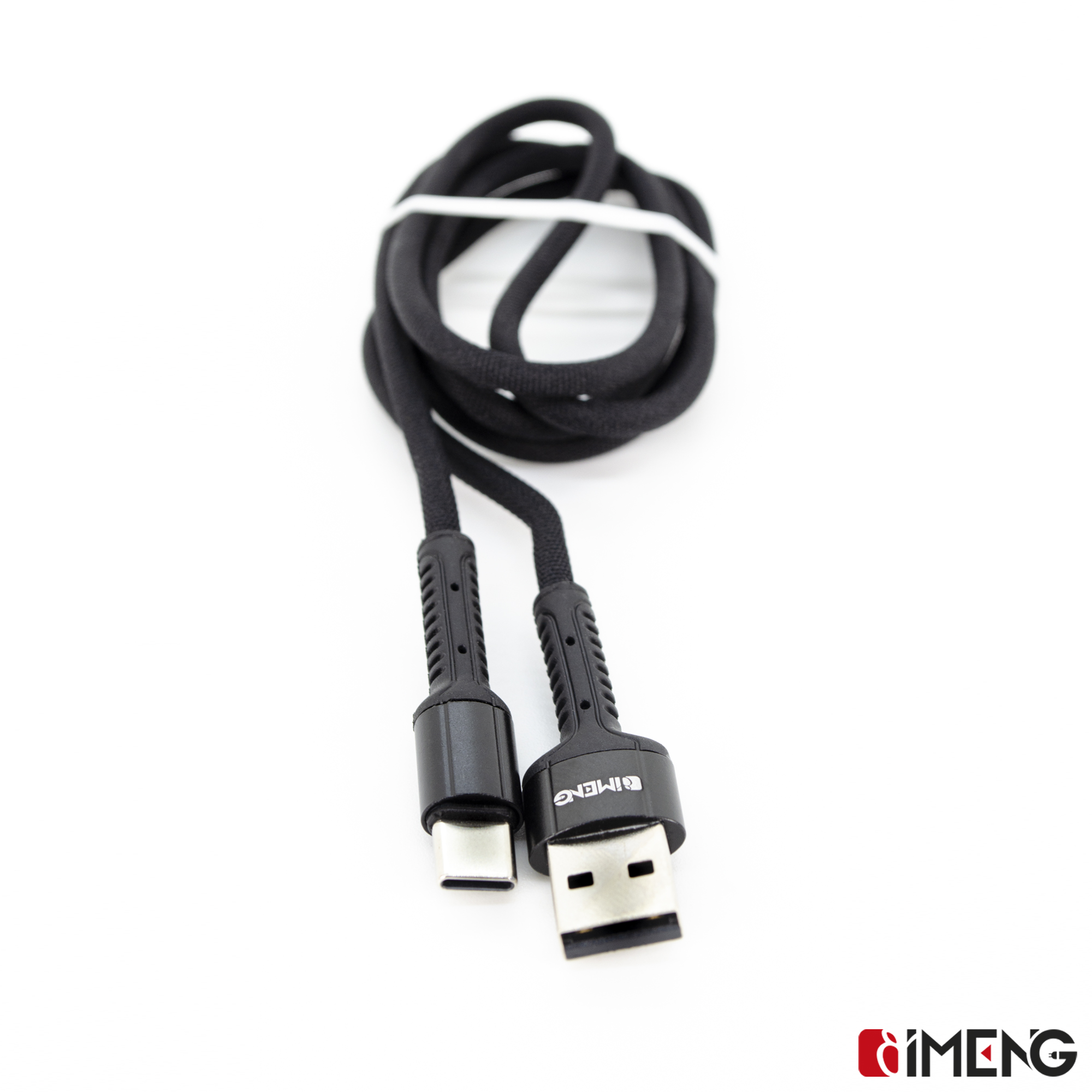 Beyaz zeminde sarılı, siyah kumaş kaplı USB-C - USB-A şarj kablosu.