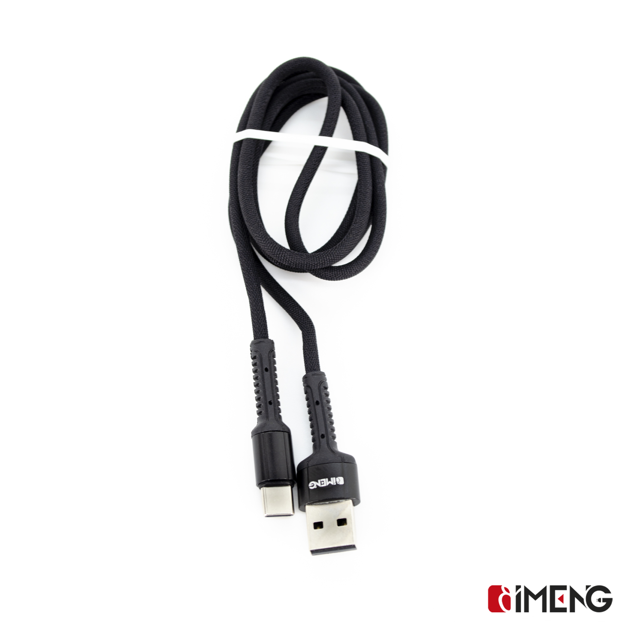 Siyah USB-C - USB-A kablosu, beyaz bantla sarılmış, beyaz arka plan üzerinde.