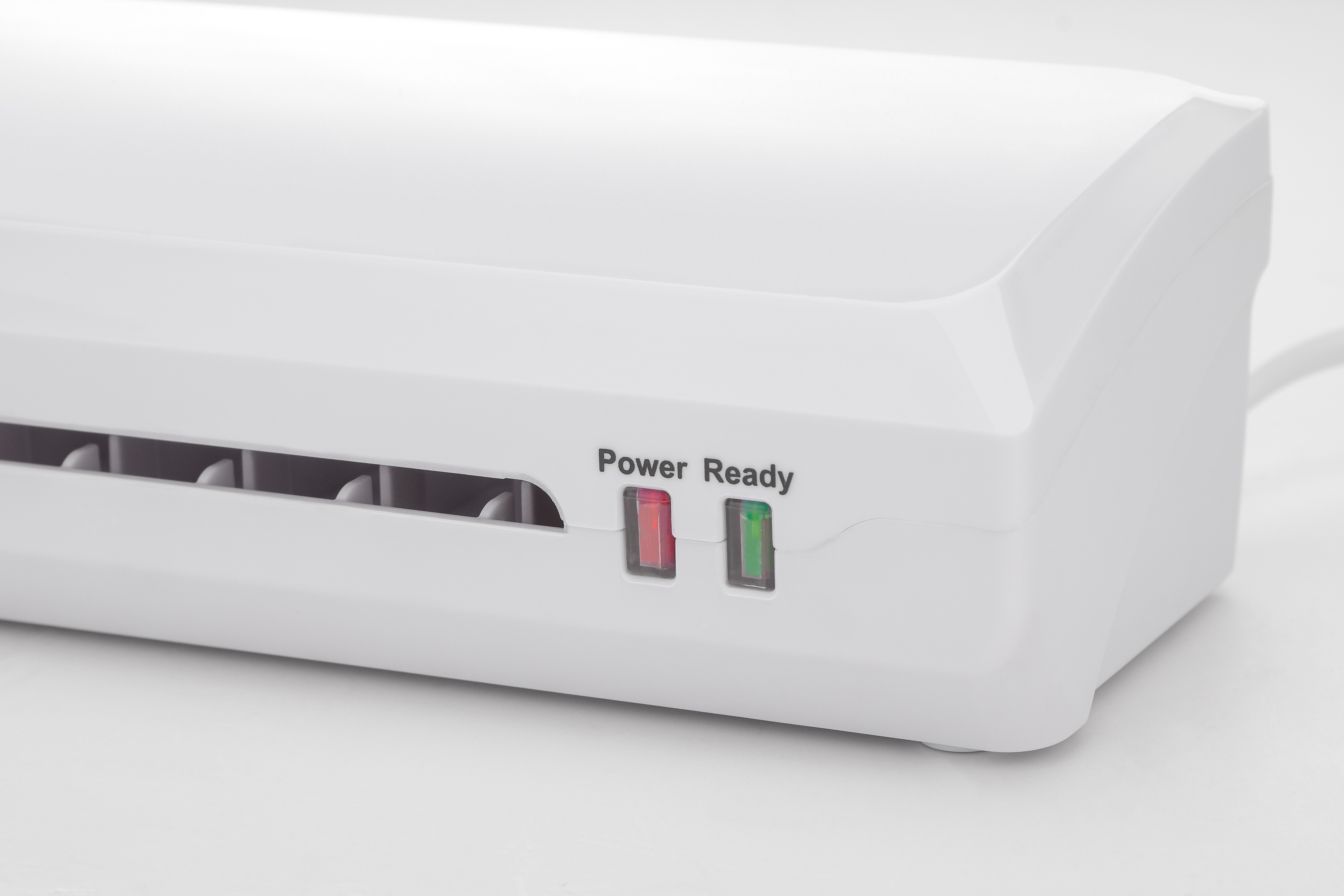 Ein weißer Laminator mit roten und grünen Anzeigen für Strom und Bereitschaft.
