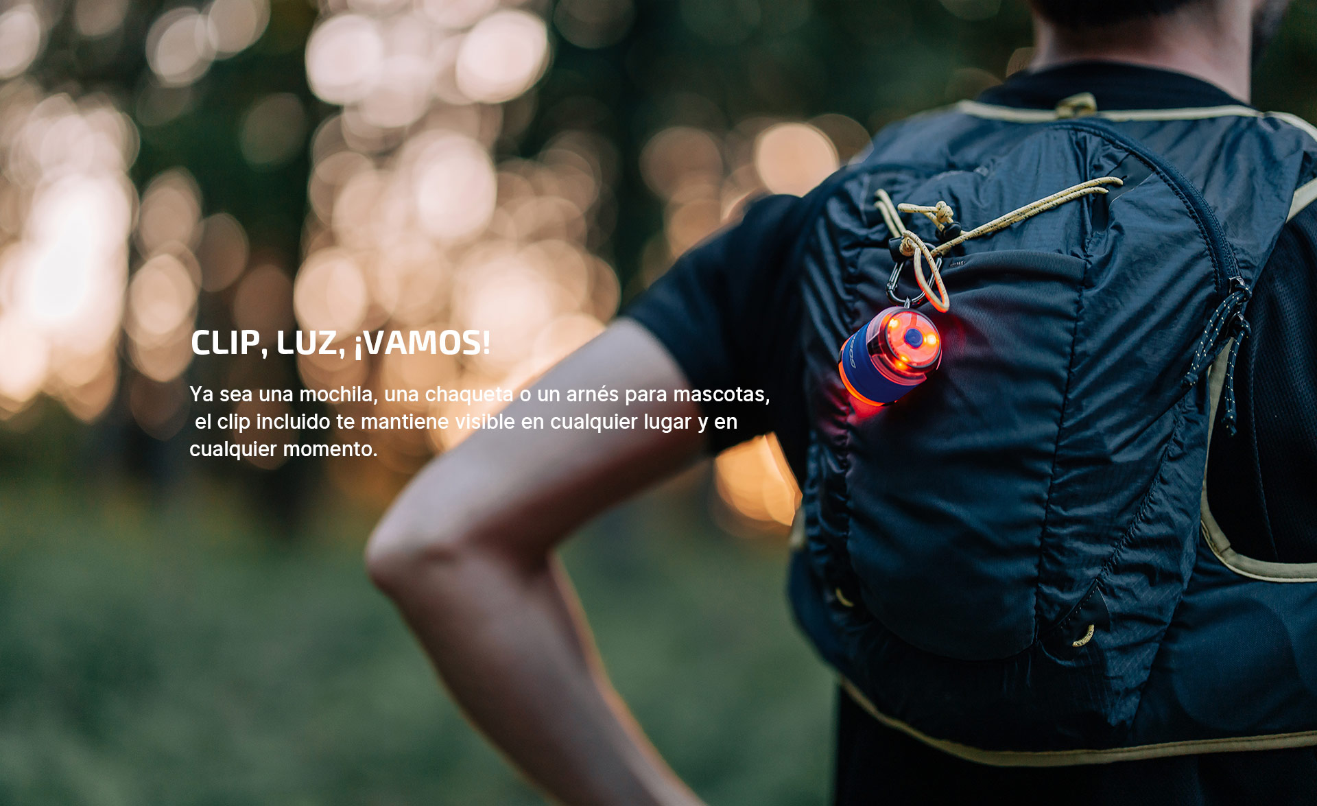 Persona con mochila y luz roja intermitente. Fondo desenfocado.