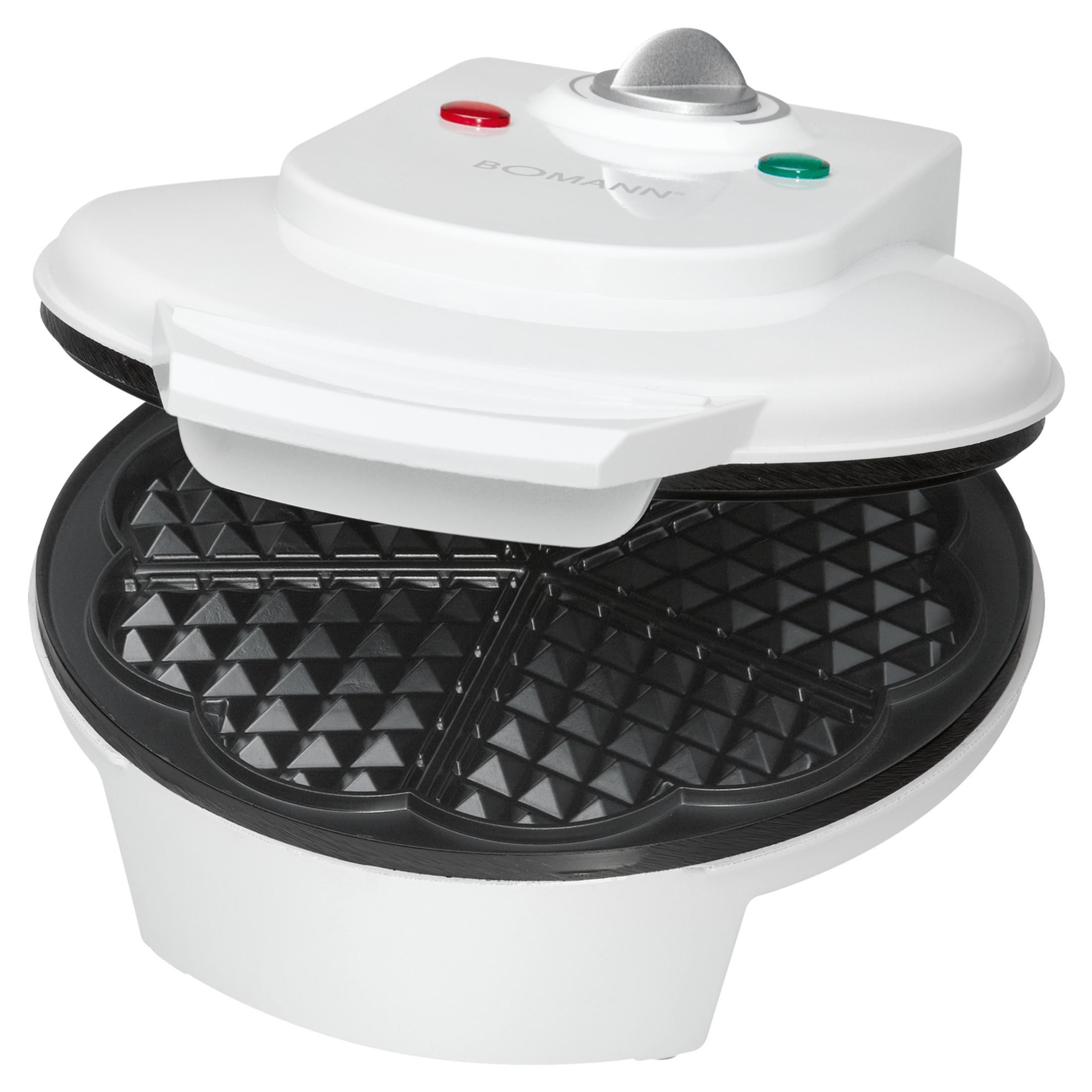 Ein weißer Waffelautomat mit offenem Deckel, der die Heizplatten mit dreieckigem Muster zeigt.