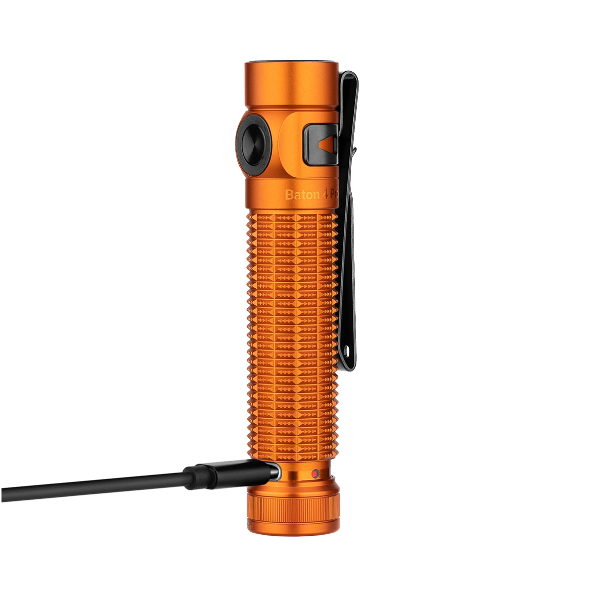 Linterna naranja con agarre texturizado, clip negro y cable de carga.