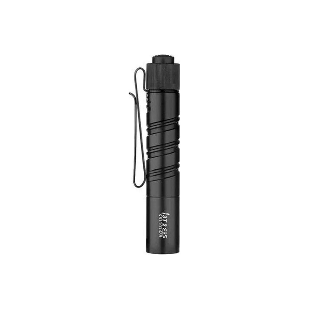 Linterna negra con cuerpo estriado y clip, texto blanco.