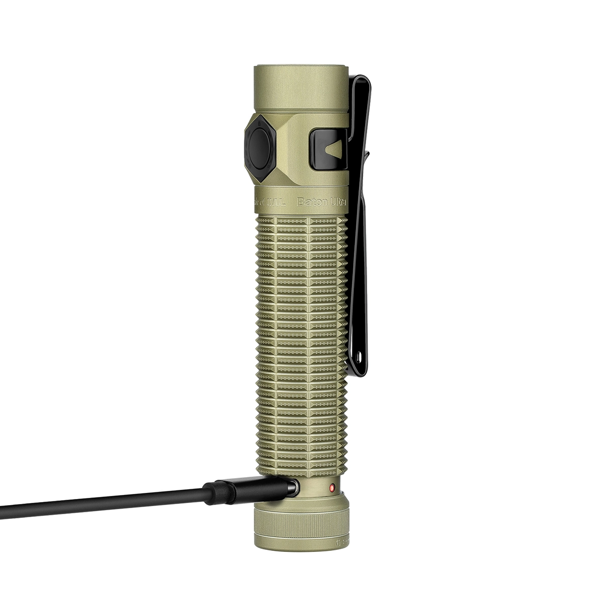 Una linterna verde con clip negro y cable de carga sobre fondo blanco.