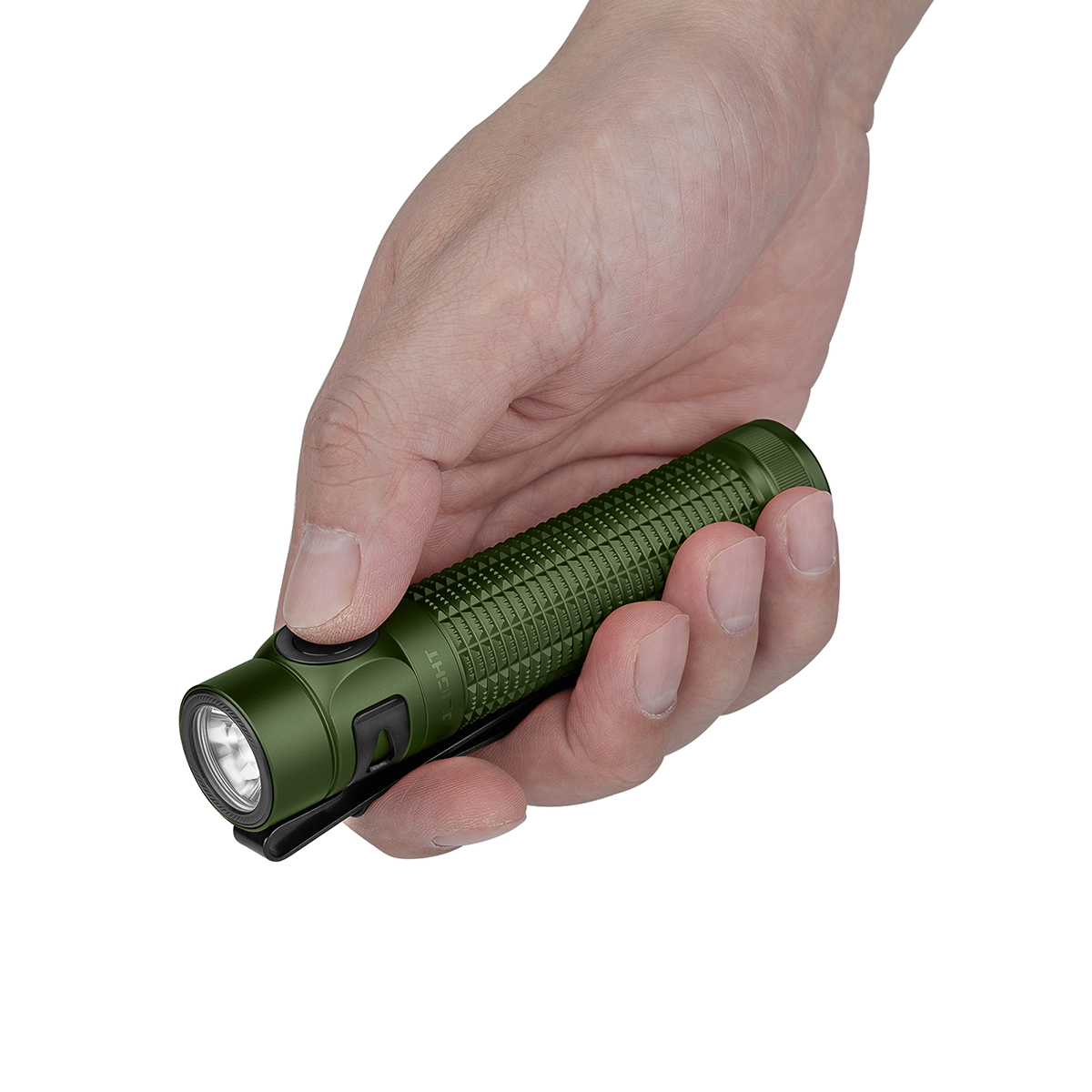 Una mano sostiene una linterna verde con patrón acanalado y clip.