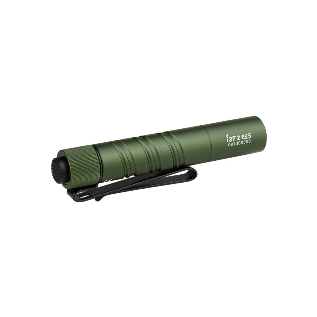 Una linterna verde con clip y cuerpo estriado.