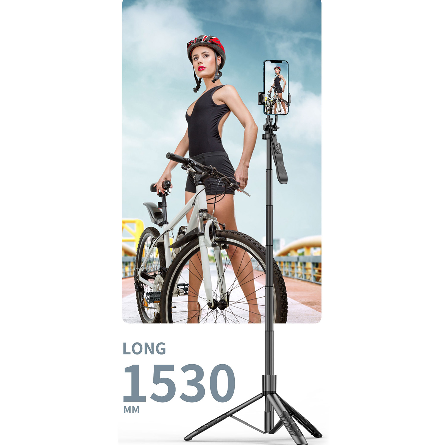 Frau mit Helm und Fahrrad neben einem Selfie-Stick mit Handy.