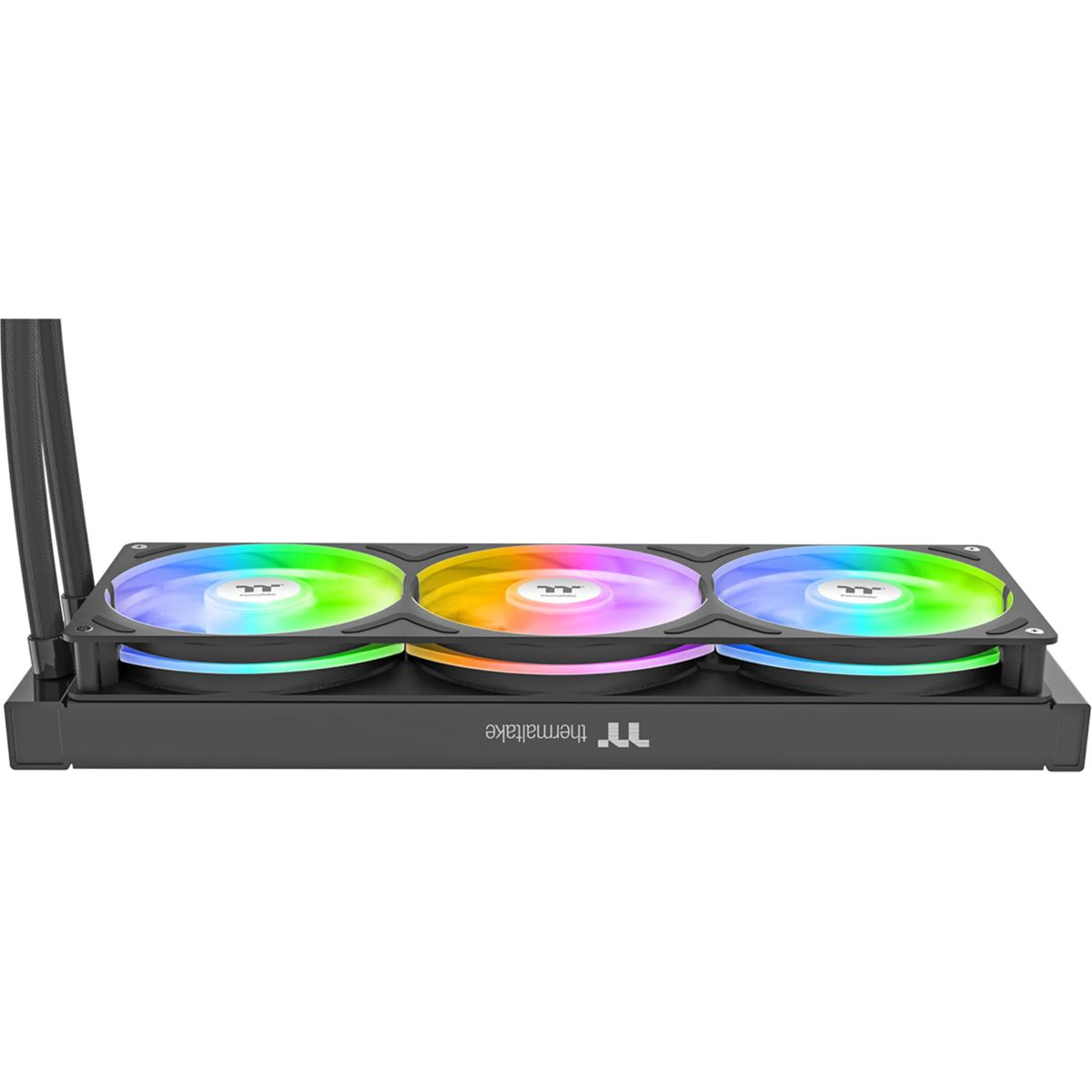Een zwarte CPU-koeler met drie RGB-ventilatoren op een witte achtergrond.