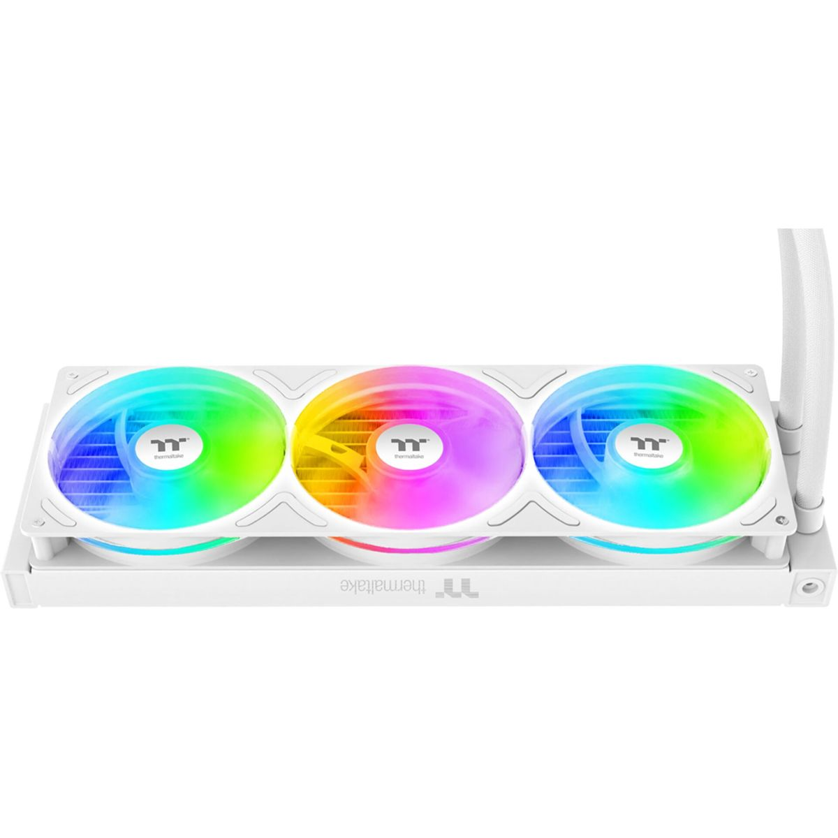 Een witte pc-ventilator met drie RGB-ventilatoren en een witte behuizing.
