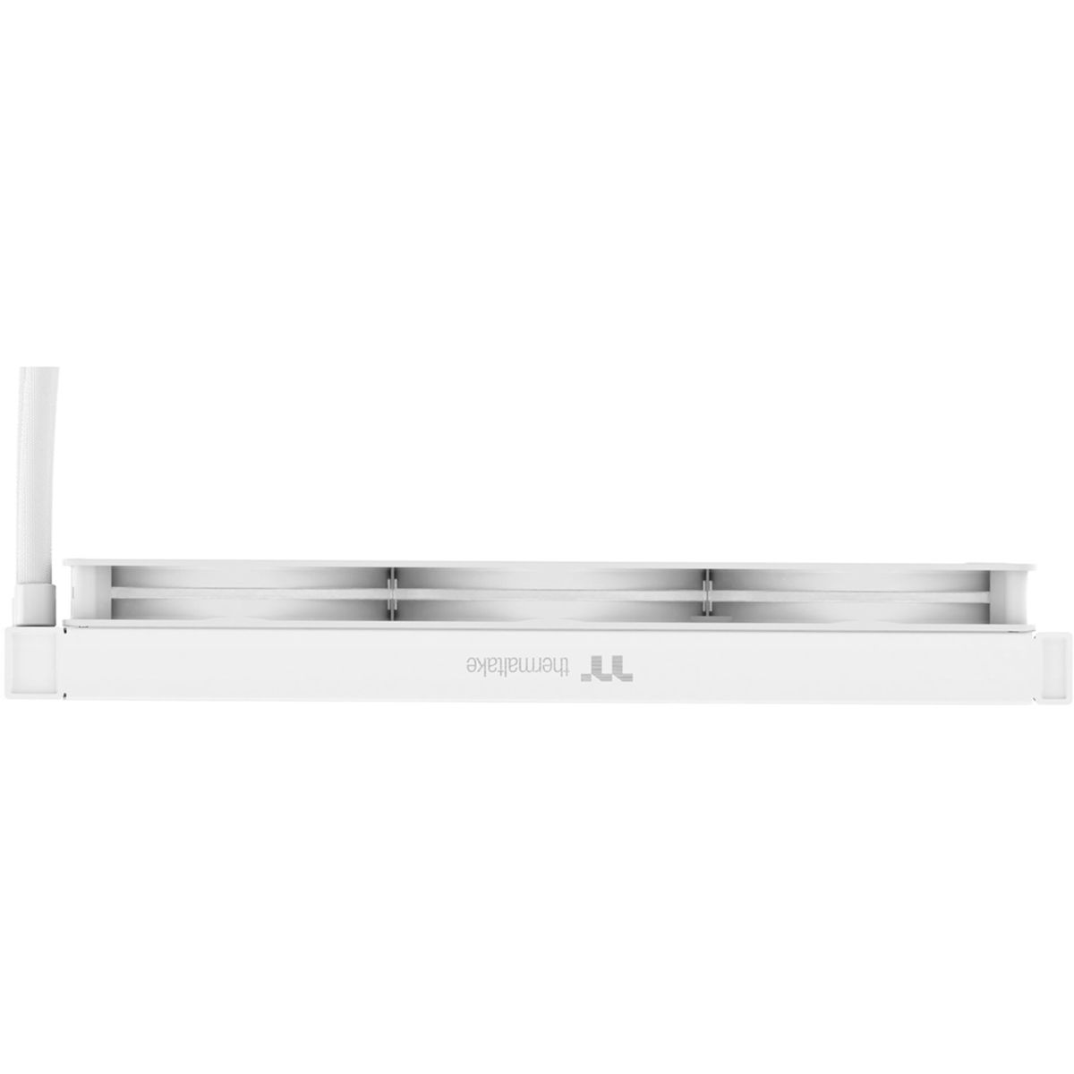 Een witte Thermaltake pc-ventilator tegen een witte achtergrond.