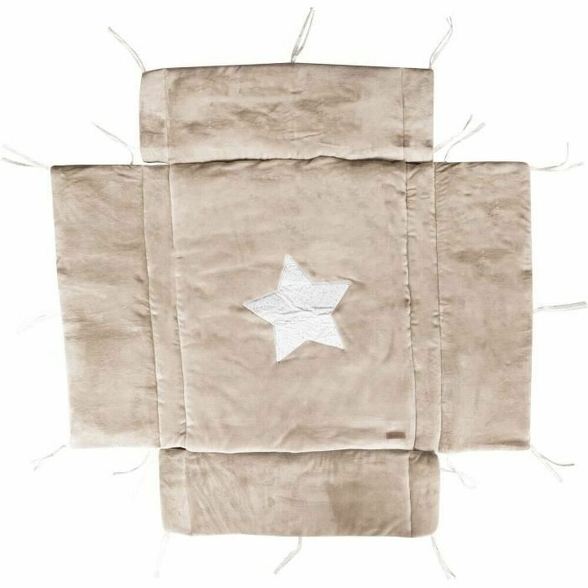 Ein beige, sternförmiges Kissen mit weißen Schnüren, auf weißem Hintergrund.