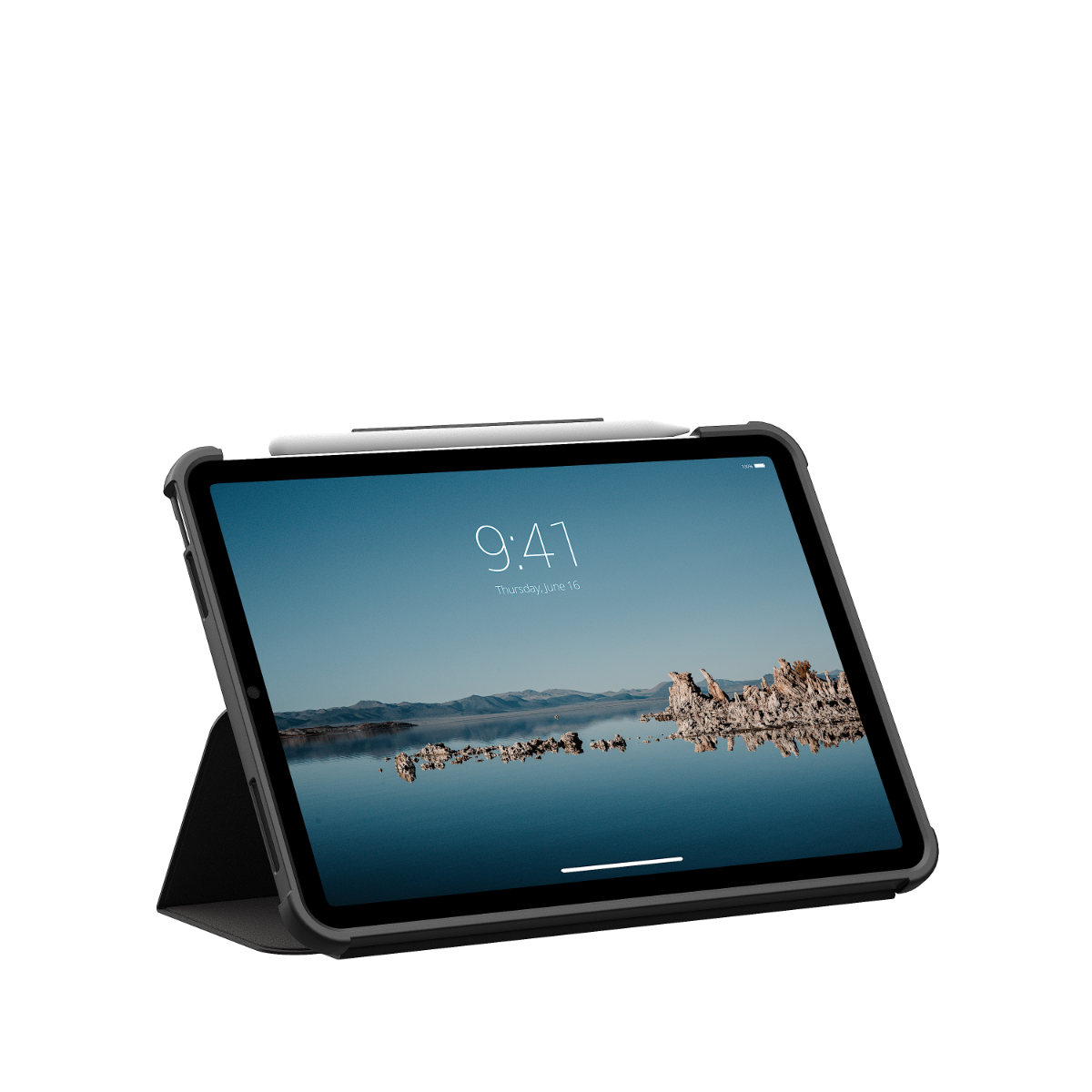 Tablet w czarnym etui ze stylusem, stojący na podstawce.