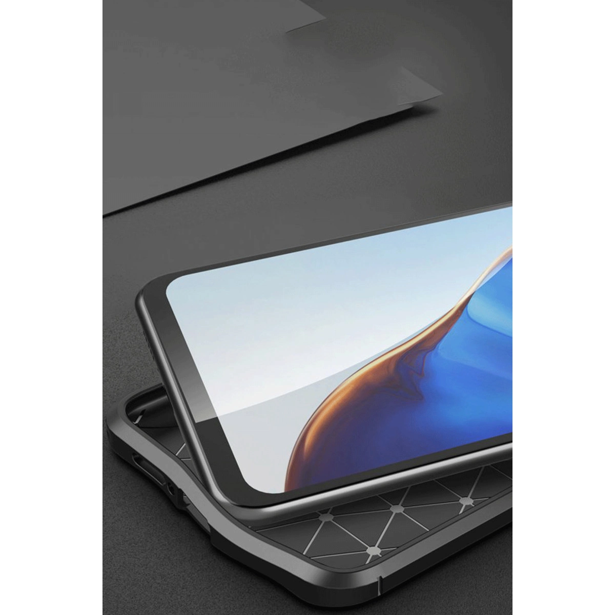 Koyu yüzeyde siyah koruyucu kılıflı bir akıllı telefon.