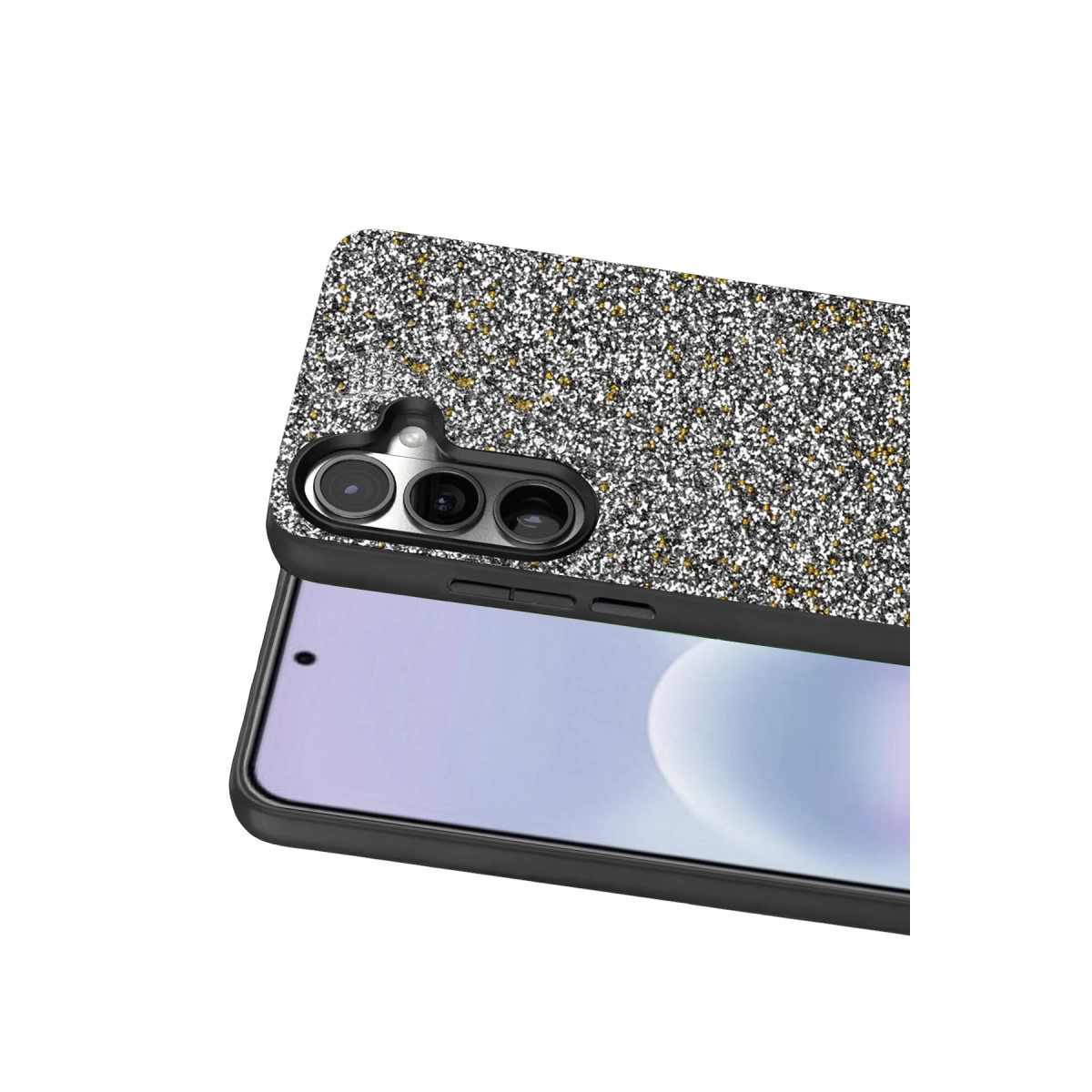 Parlak kılıflı siyah telefon, üç kamera, beyaz arka plan.