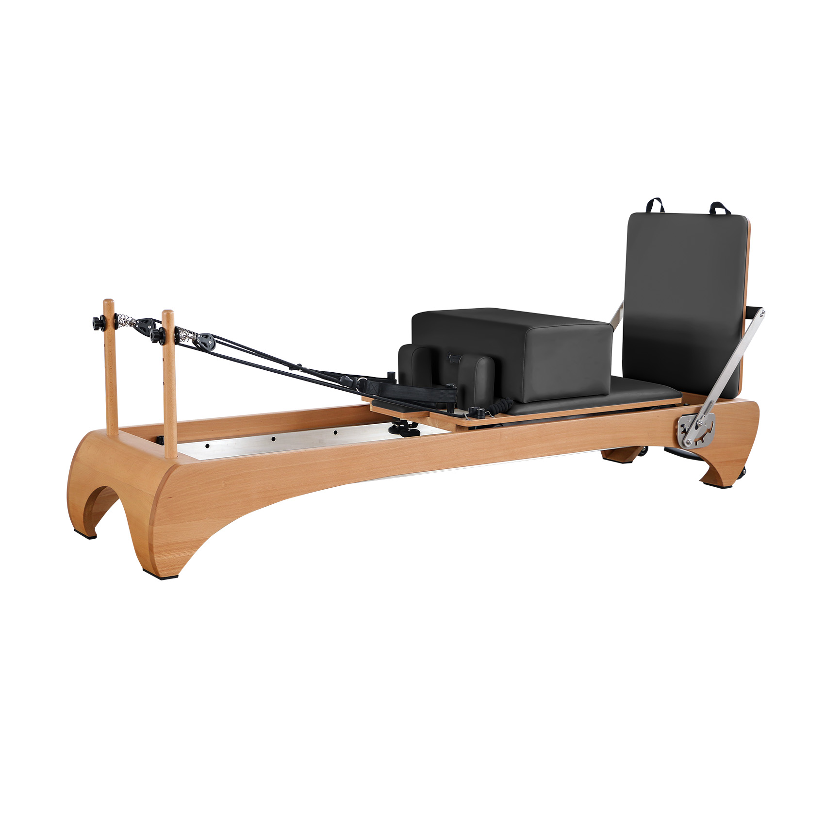 Ein Holzpilates-Reformer mit schwarzen Polstern, Seilen und Rollen auf weißem Hintergrund.