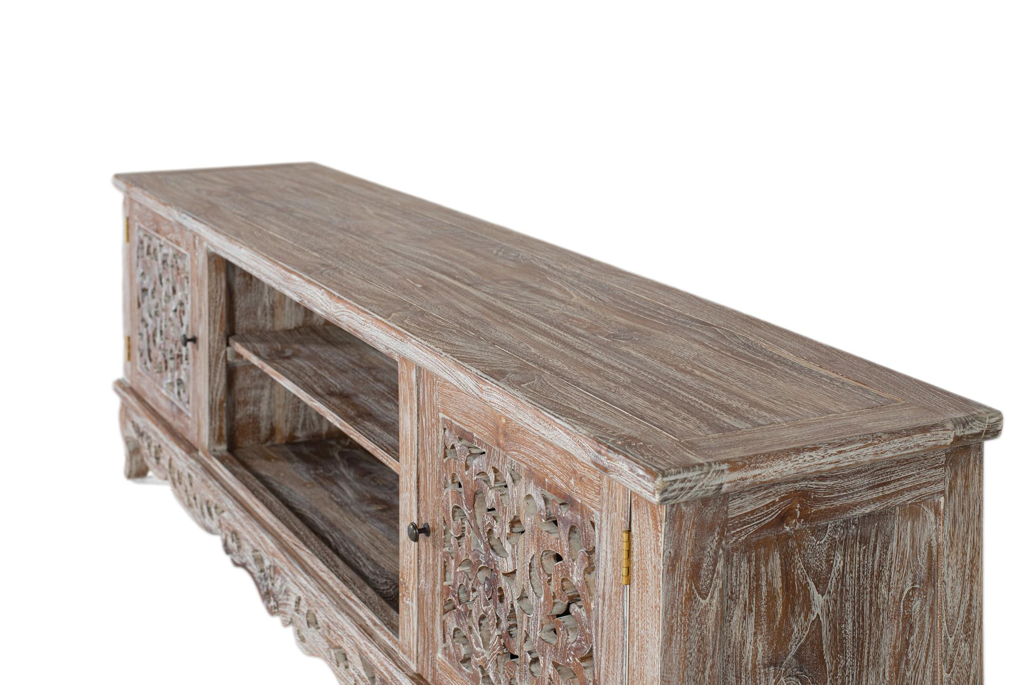 Un mueble de madera rústico con puertas talladas y estantes abiertos.