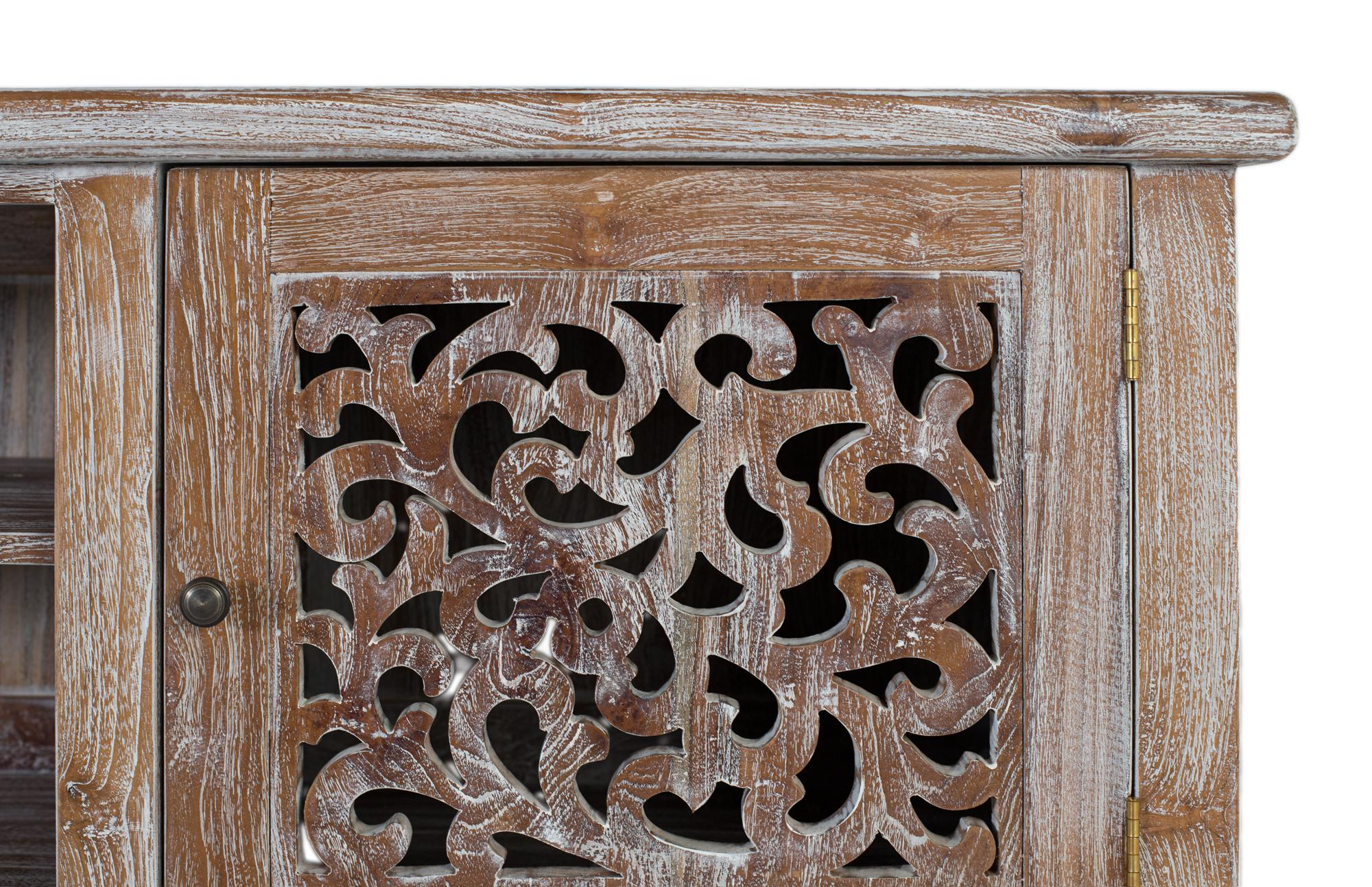 Puerta de armario de madera con detalles tallados y pátina blanca.