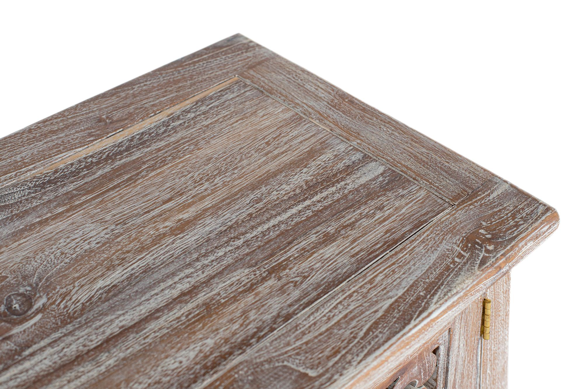 Superficie de madera con veta y pátina blanca, esquina de mueble con bisagra.