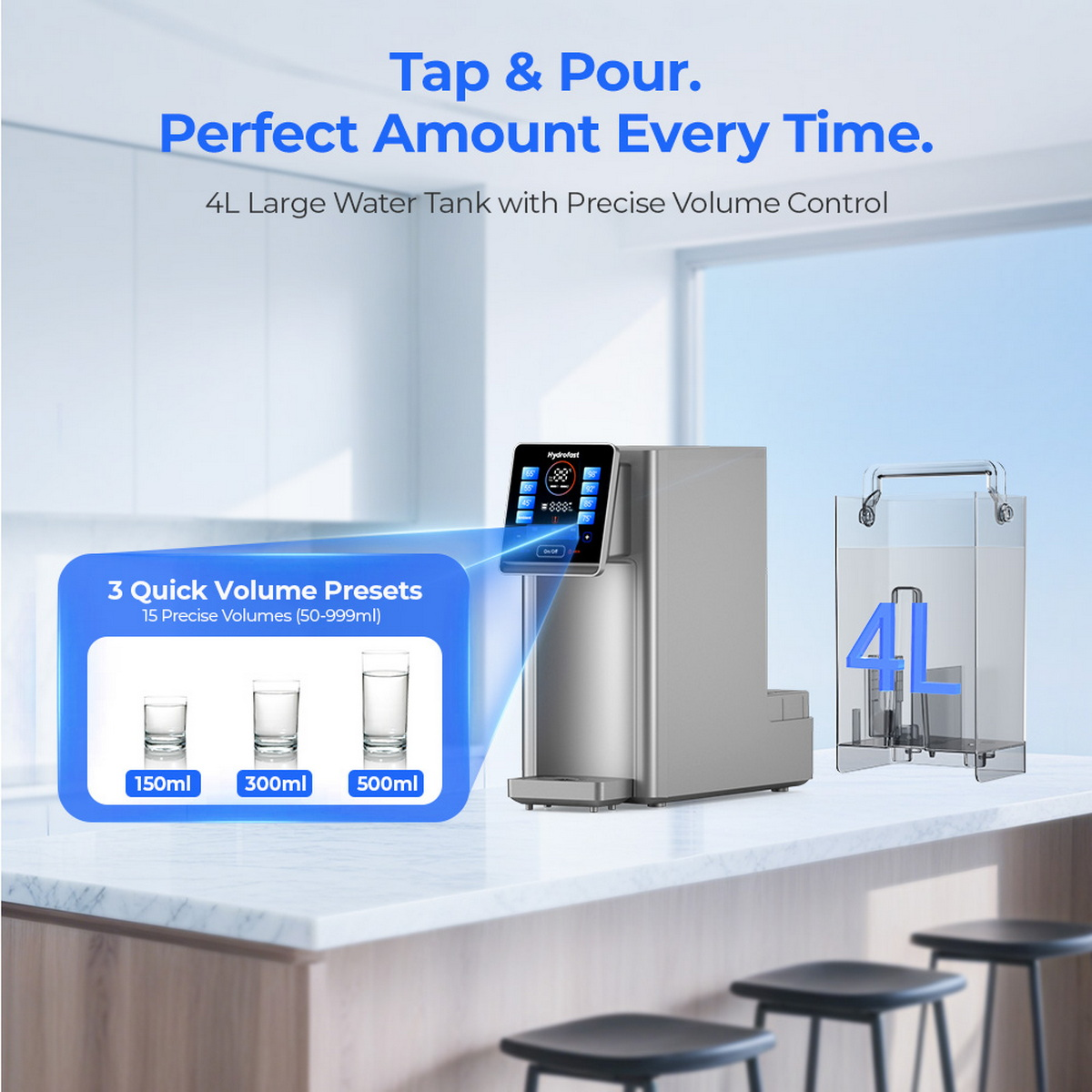 Un dispensador de agua plateado con pantalla LCD, junto a tres vasos de agua.