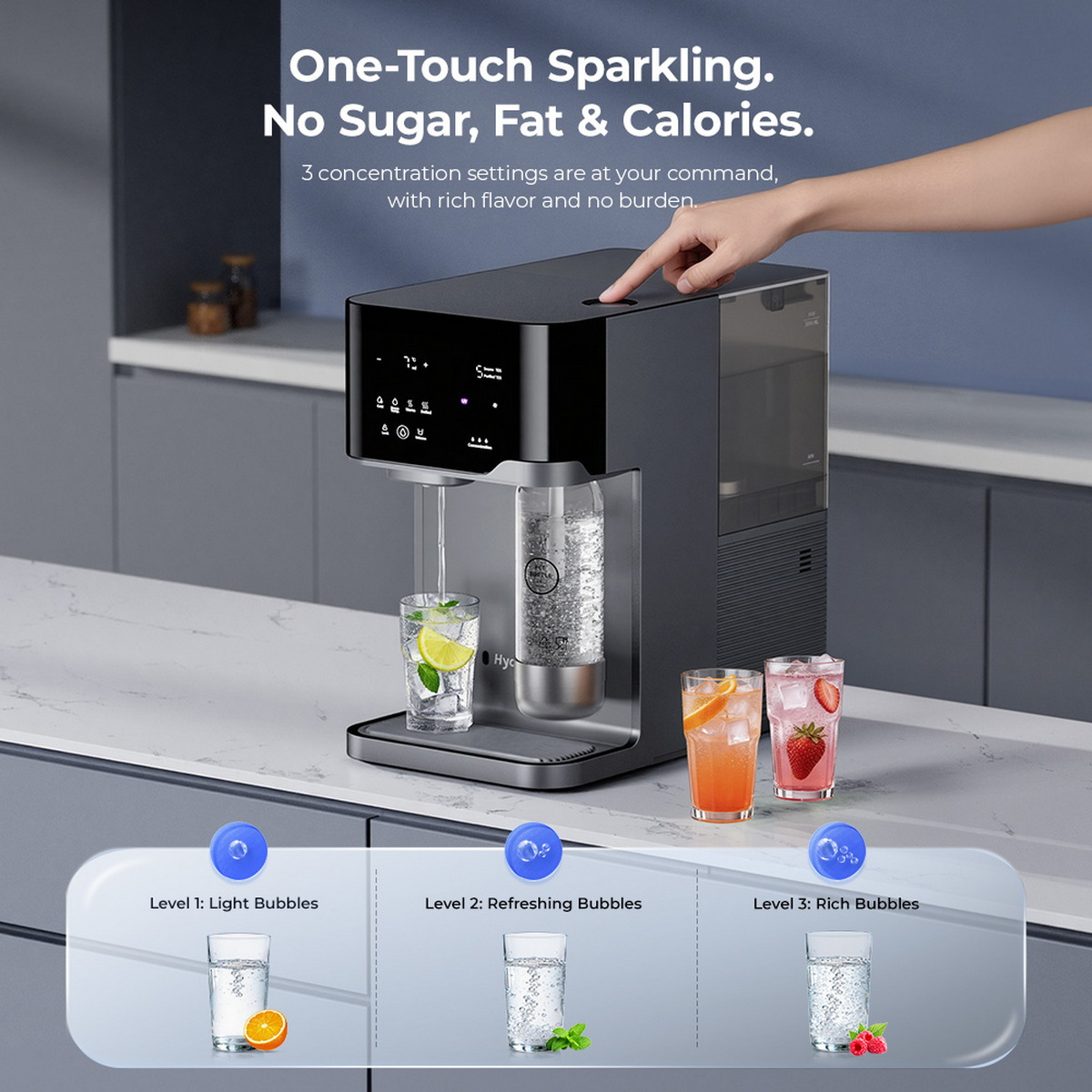 Ein Wassersprudler mit drei Stufen, der Getränke mit Zitrone, Orange und Erdbeere zubereitet.