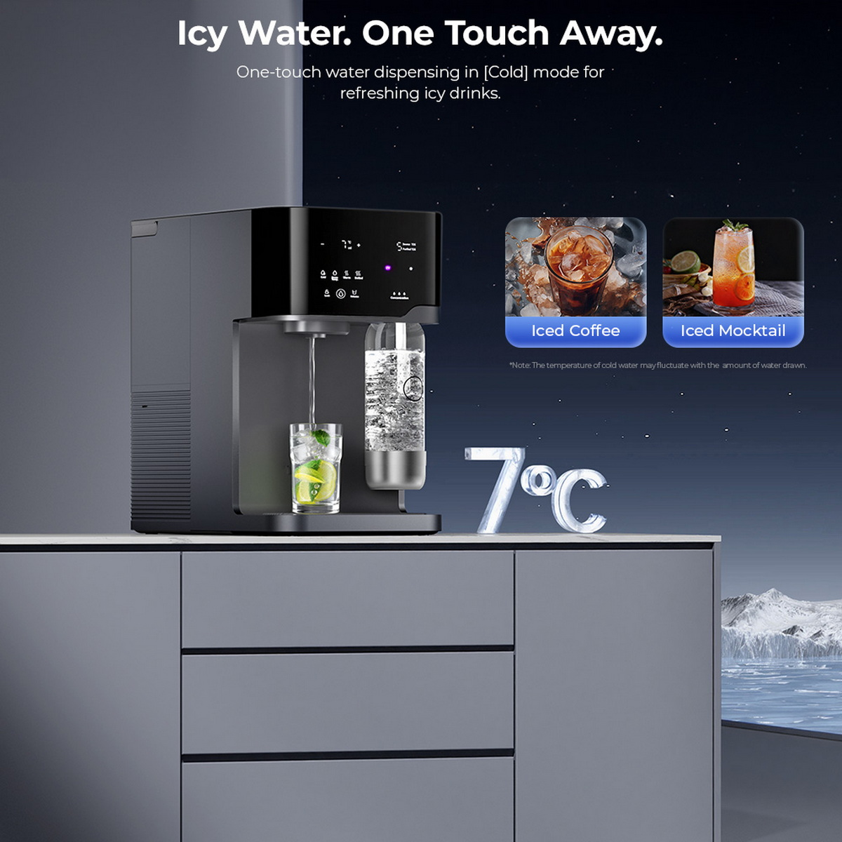 Ein Wasserspender gibt eiskaltes Wasser in ein Glas. Daneben sind Kaffee und Mocktail.