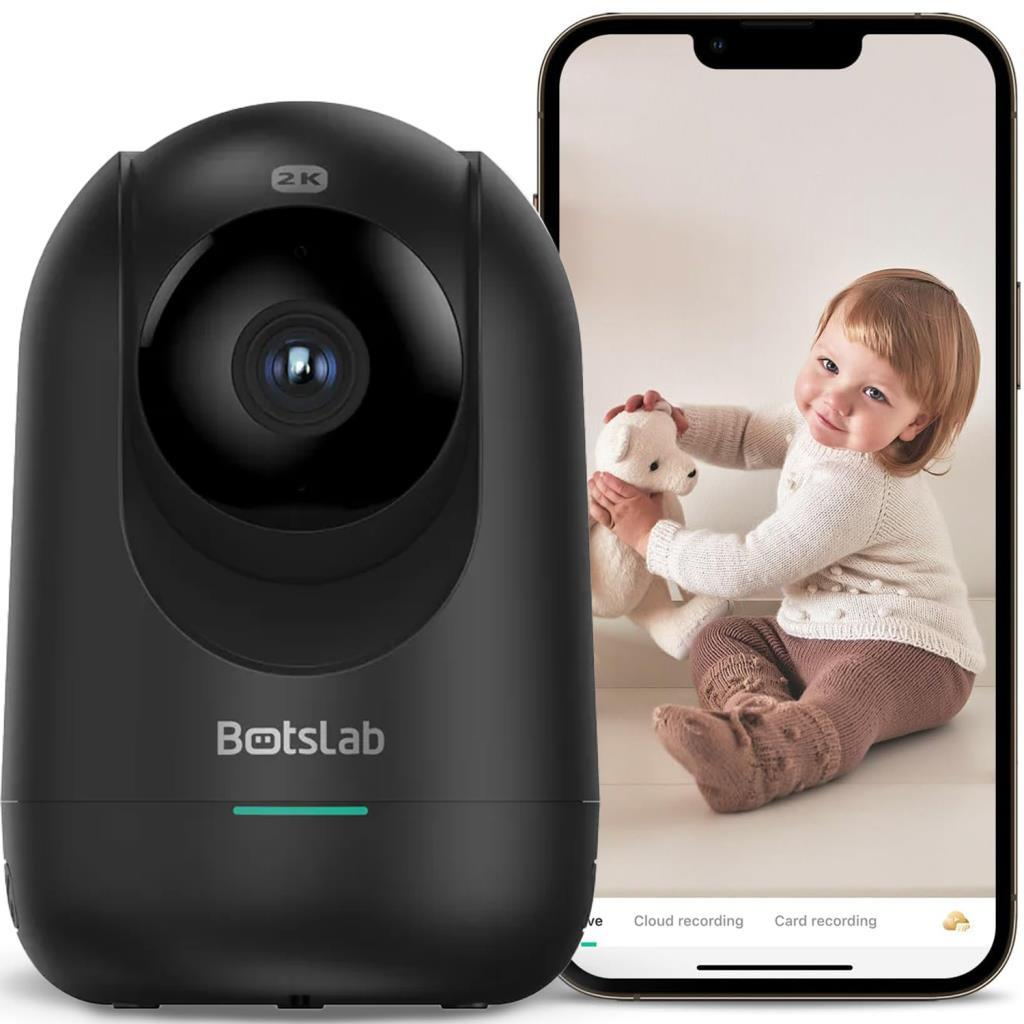 Ayıcık tutan bir bebeği gösteren akıllı telefonun yanında siyah bebek kamerası.