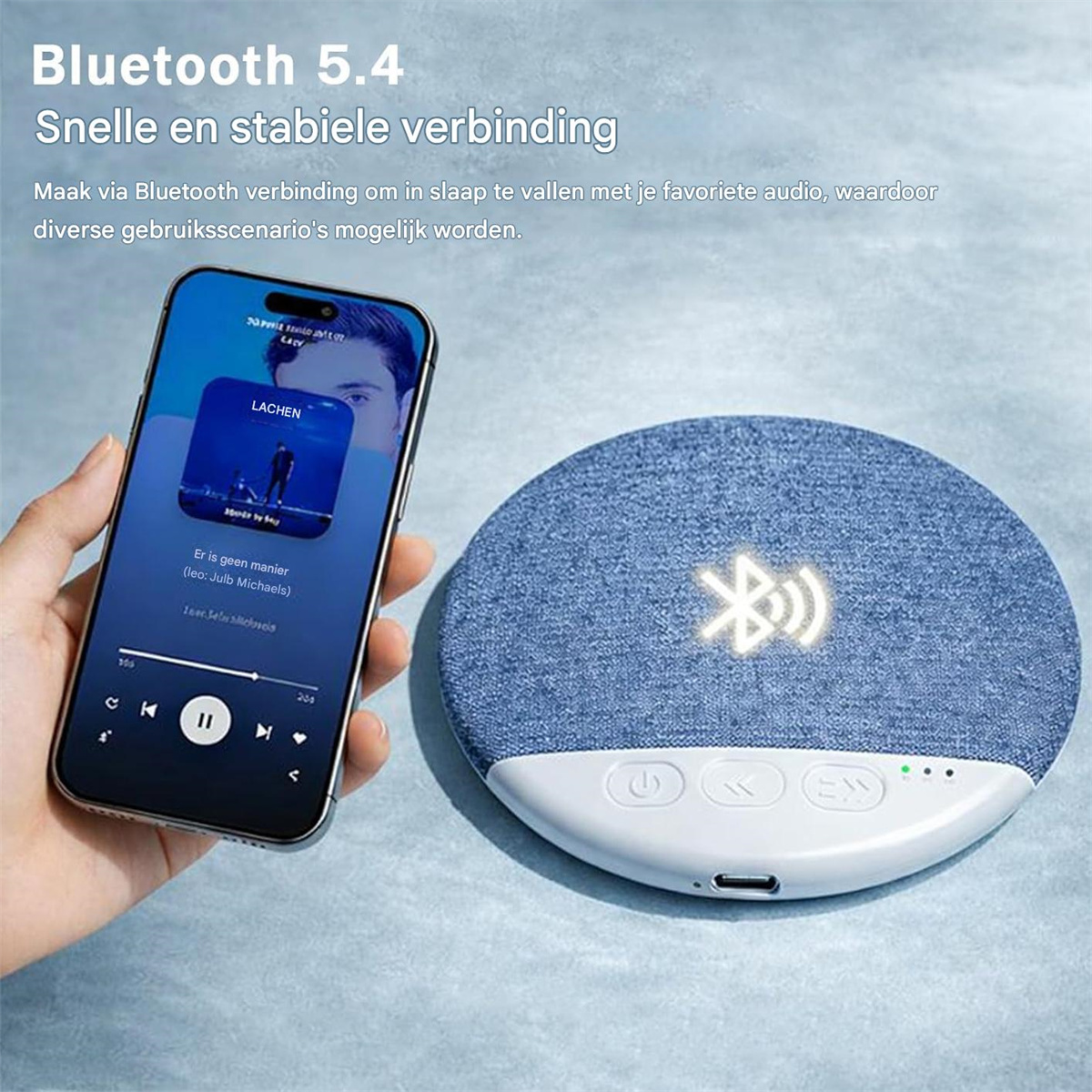 Ein Handy zeigt Musik an, neben einem blauen Bluetooth-Lautsprecher mit leuchtendem Symbol.
