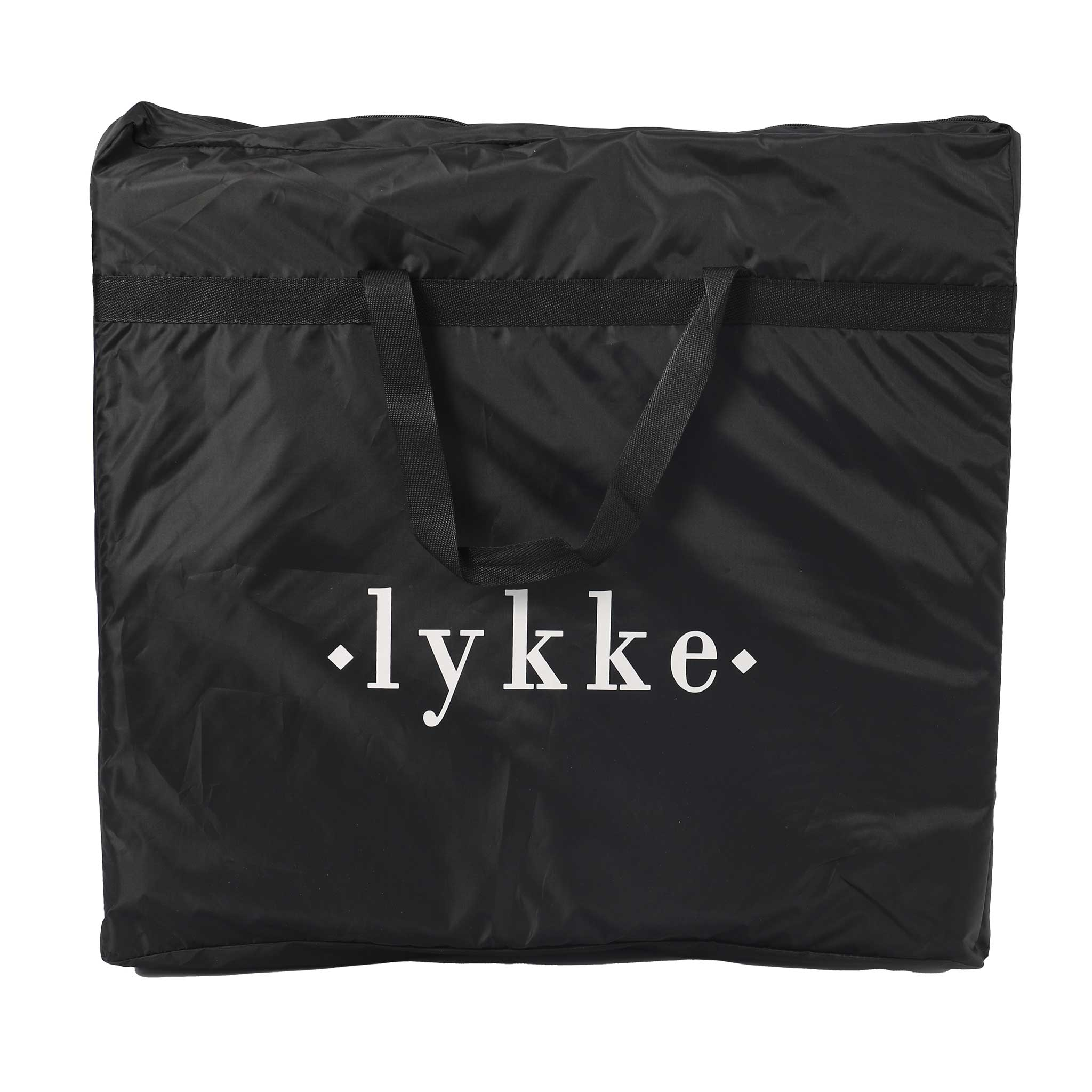 Schwarze Stofftasche mit weißen Punkten und dem Wort „lykke“.