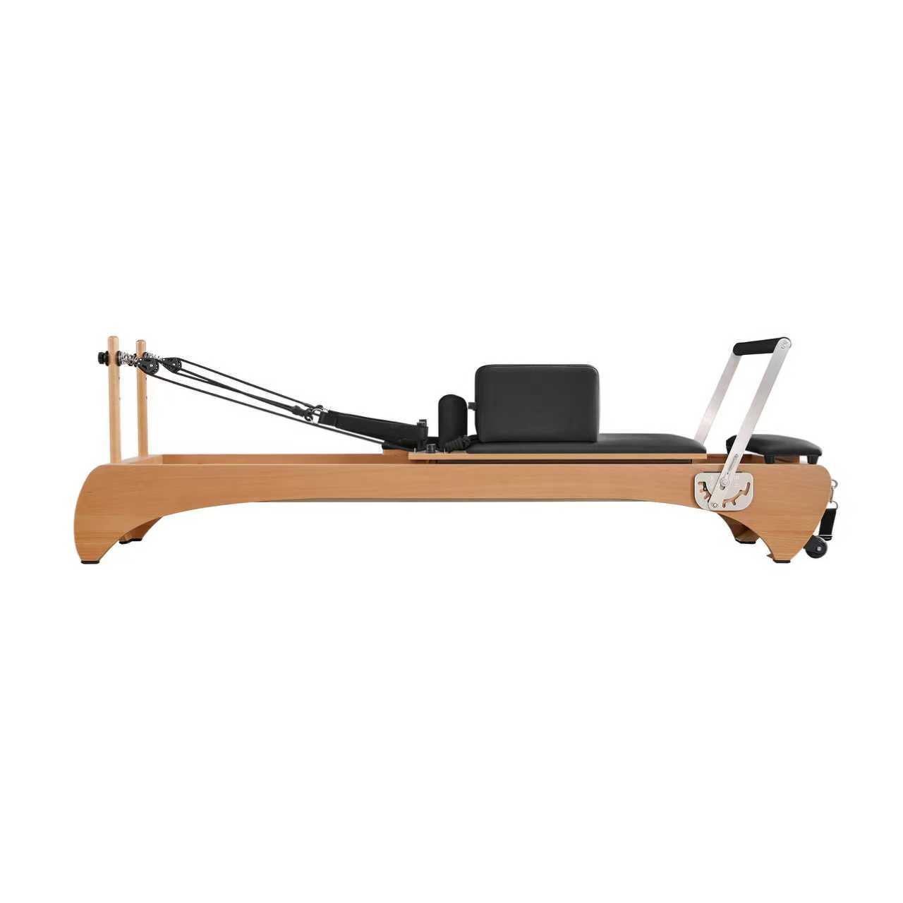 Ein hölzerner Pilates-Reformer mit schwarzem Polster und Seilzug.