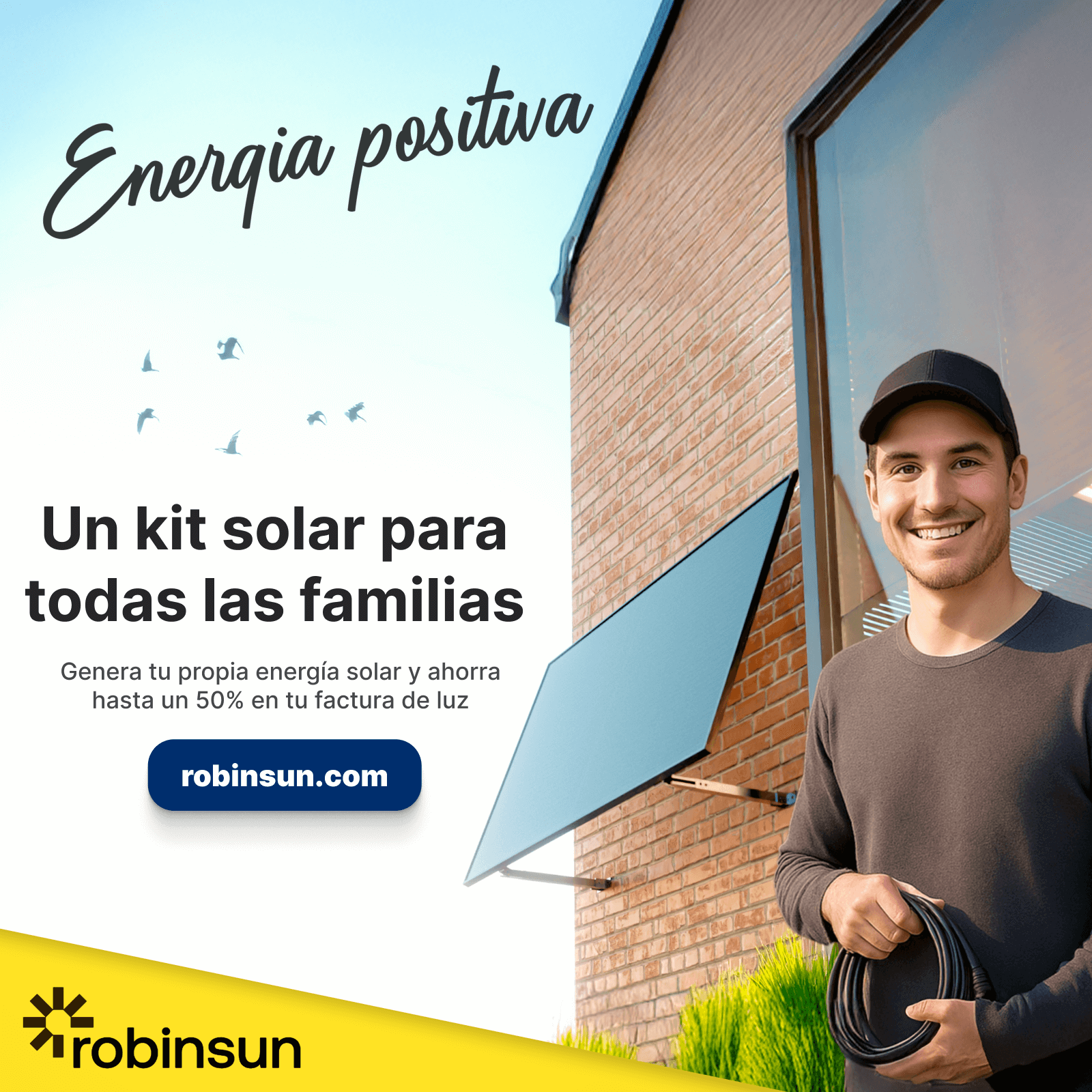 Un uomo tiene cavi davanti a una casa con pannelli solari. Scritto 'Energia positiva'.