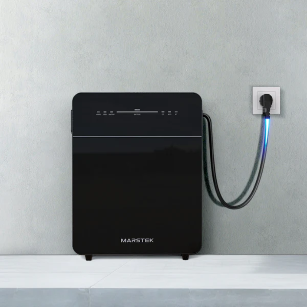 Un dispositivo nero Marstek con cavo blu luminoso collegato a una presa a muro.