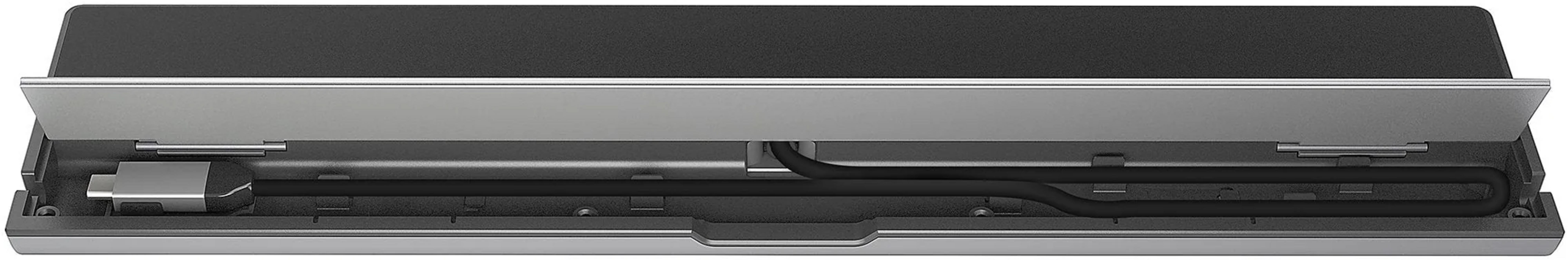 Ein USB-C-Kabel und ein schwarzes Kabel sind in einem schwarzen Fach verlegt.