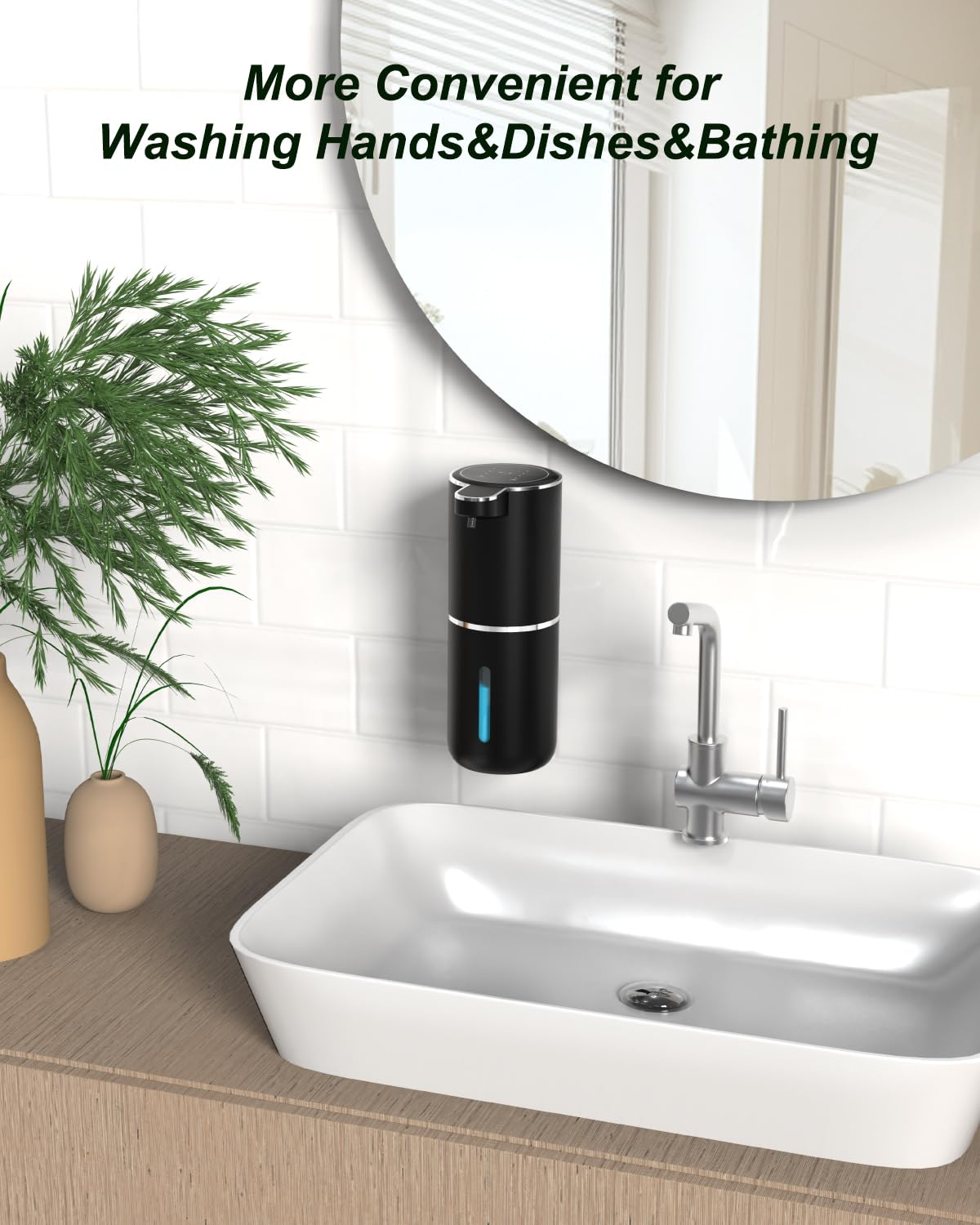 Ein schwarzer automatischer Seifenspender über einem weißen Waschbecken mit silbernem Wasserhahn.
