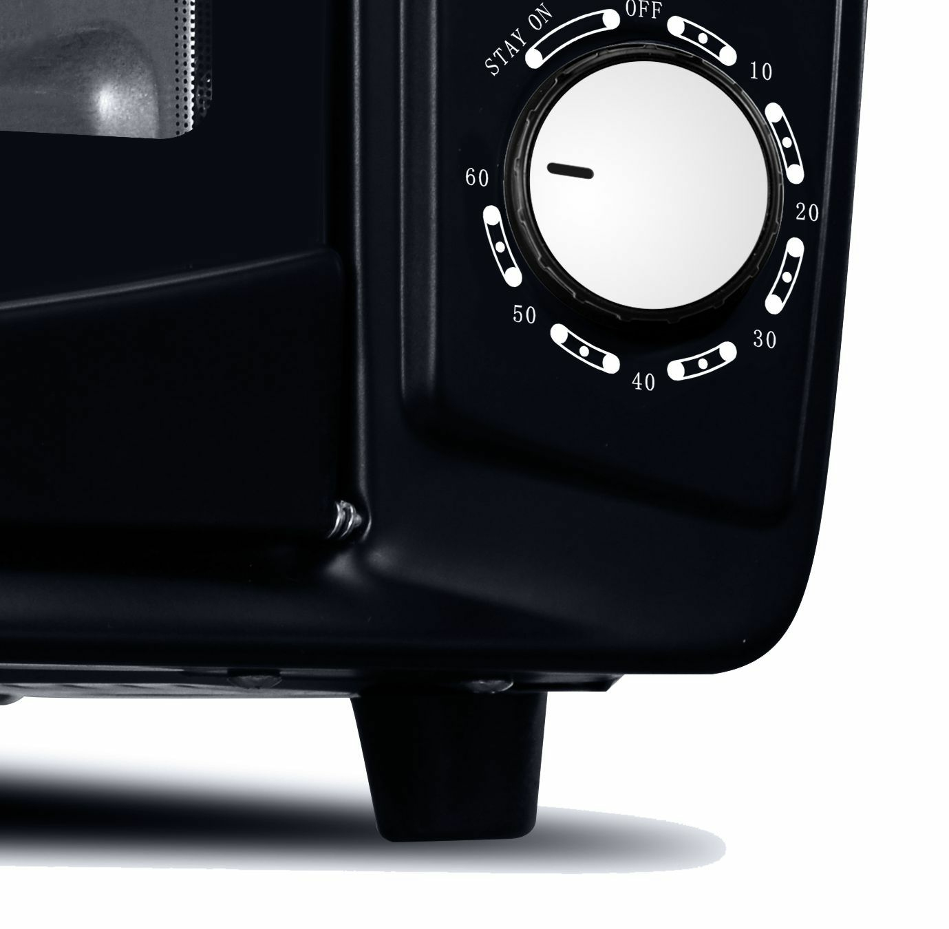 Primo piano di un forno nero con manopola timer. I numeri vanno da 10 a 60.