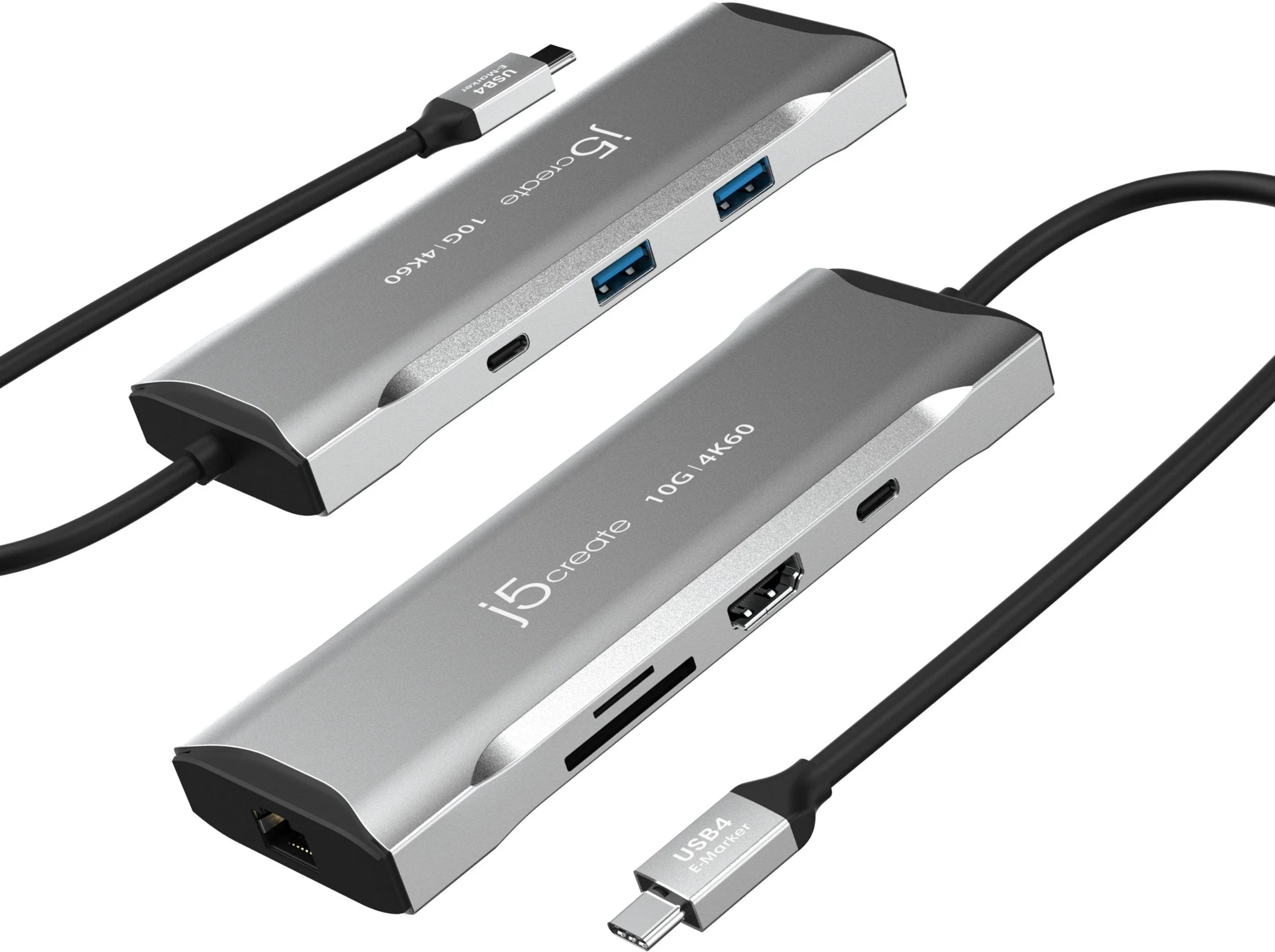 Zwei silberne USB-C-Hubs mit mehreren Anschlüssen und Kabeln auf weißem Hintergrund.
