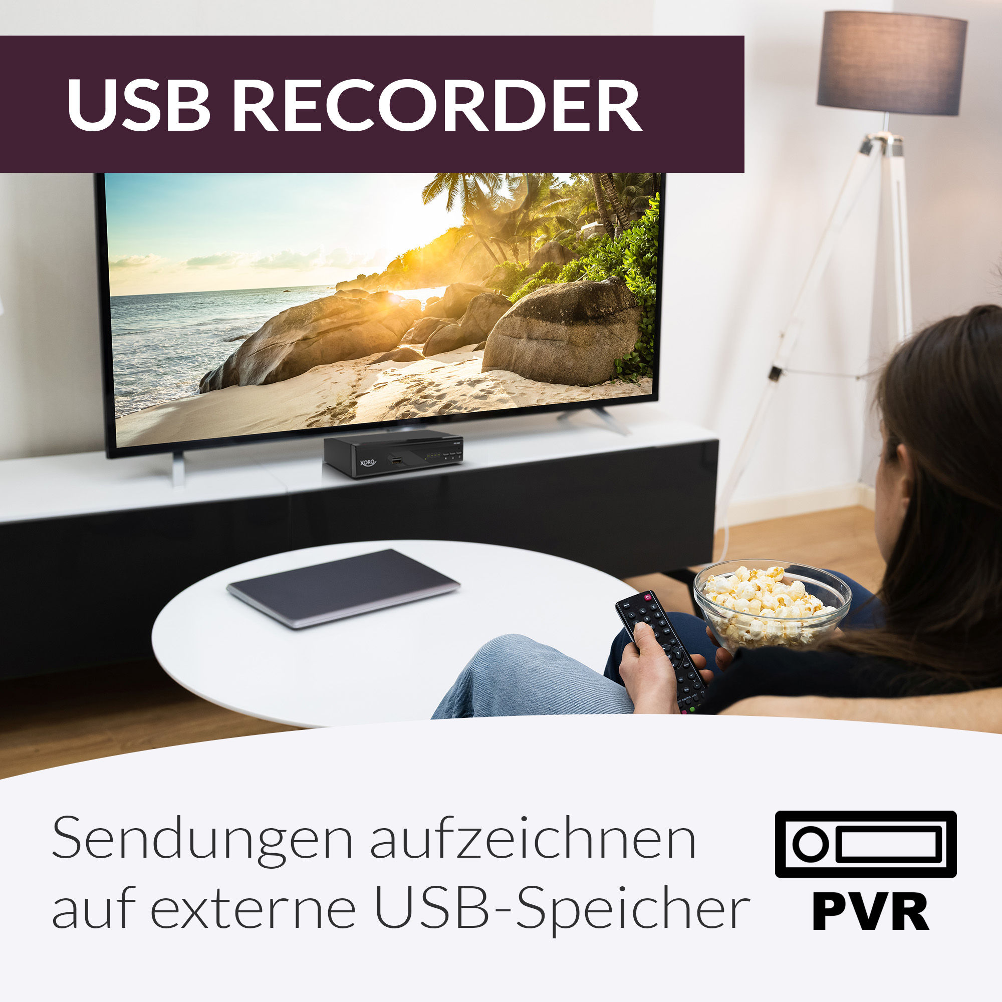 Mann schaut Fernsehen mit Popcorn und Fernbedienung.