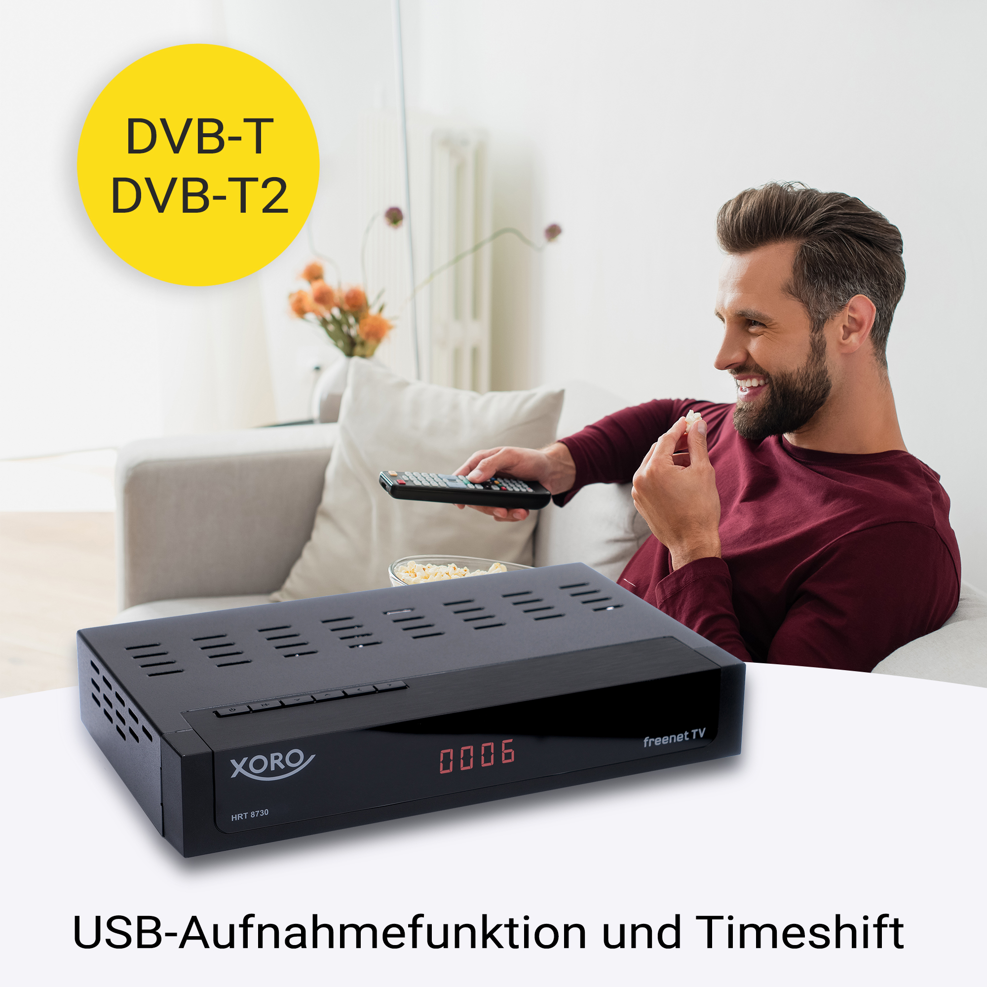 Uomo con telecomando e popcorn davanti a un ricevitore DVB-T2.
