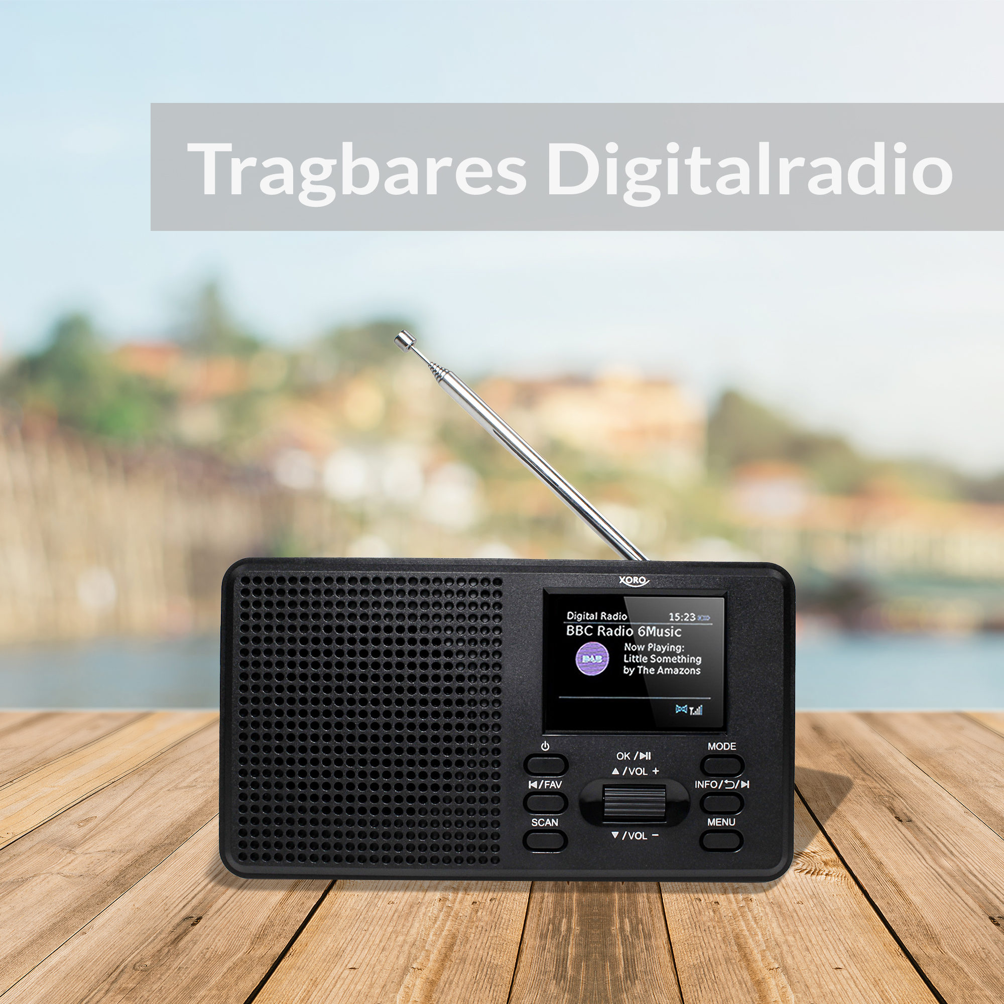 Radio digitale nera con antenna estesa su tavolo di legno.