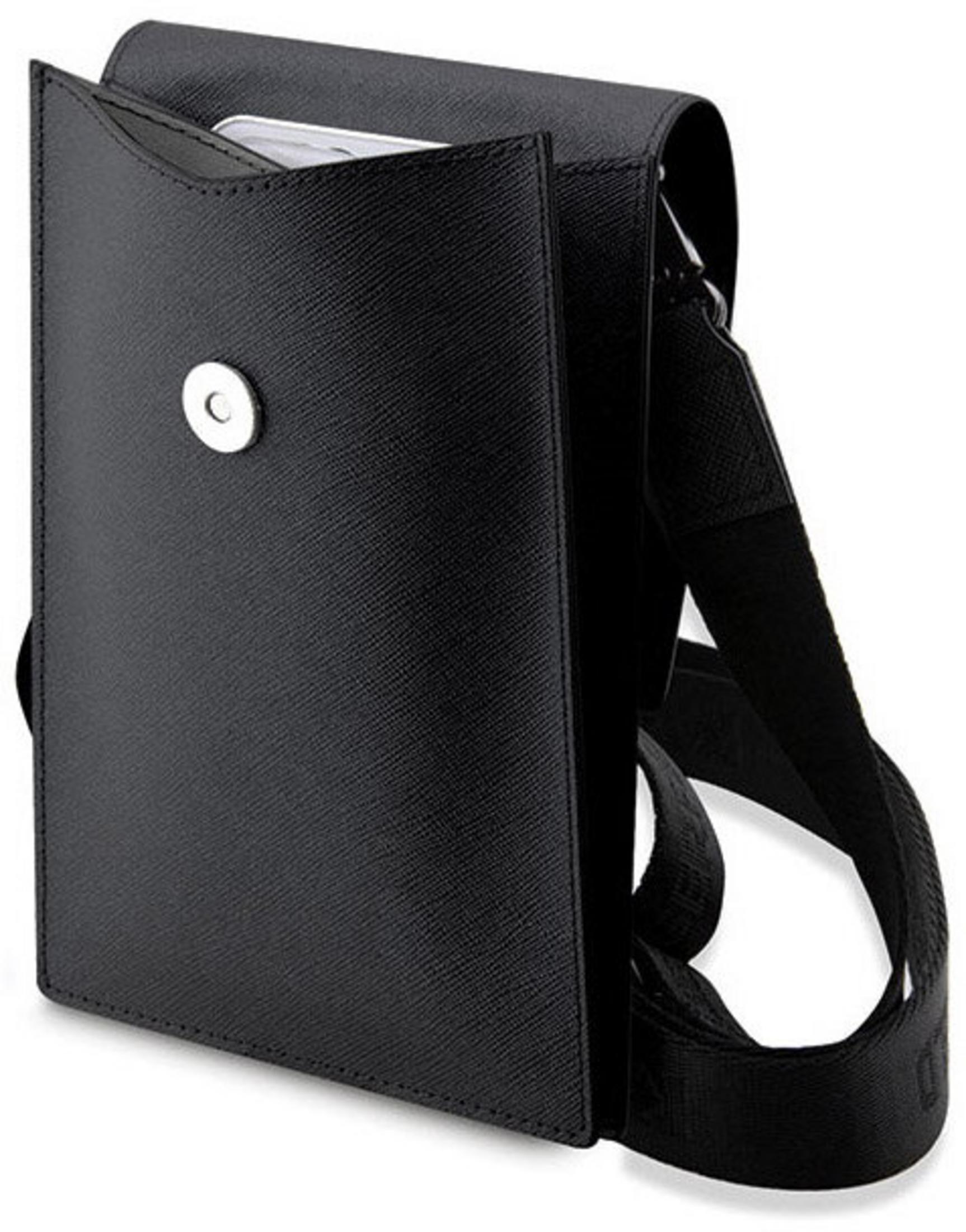Borsa a tracolla nera in pelle con bottone a pressione argentato e cinghia.
